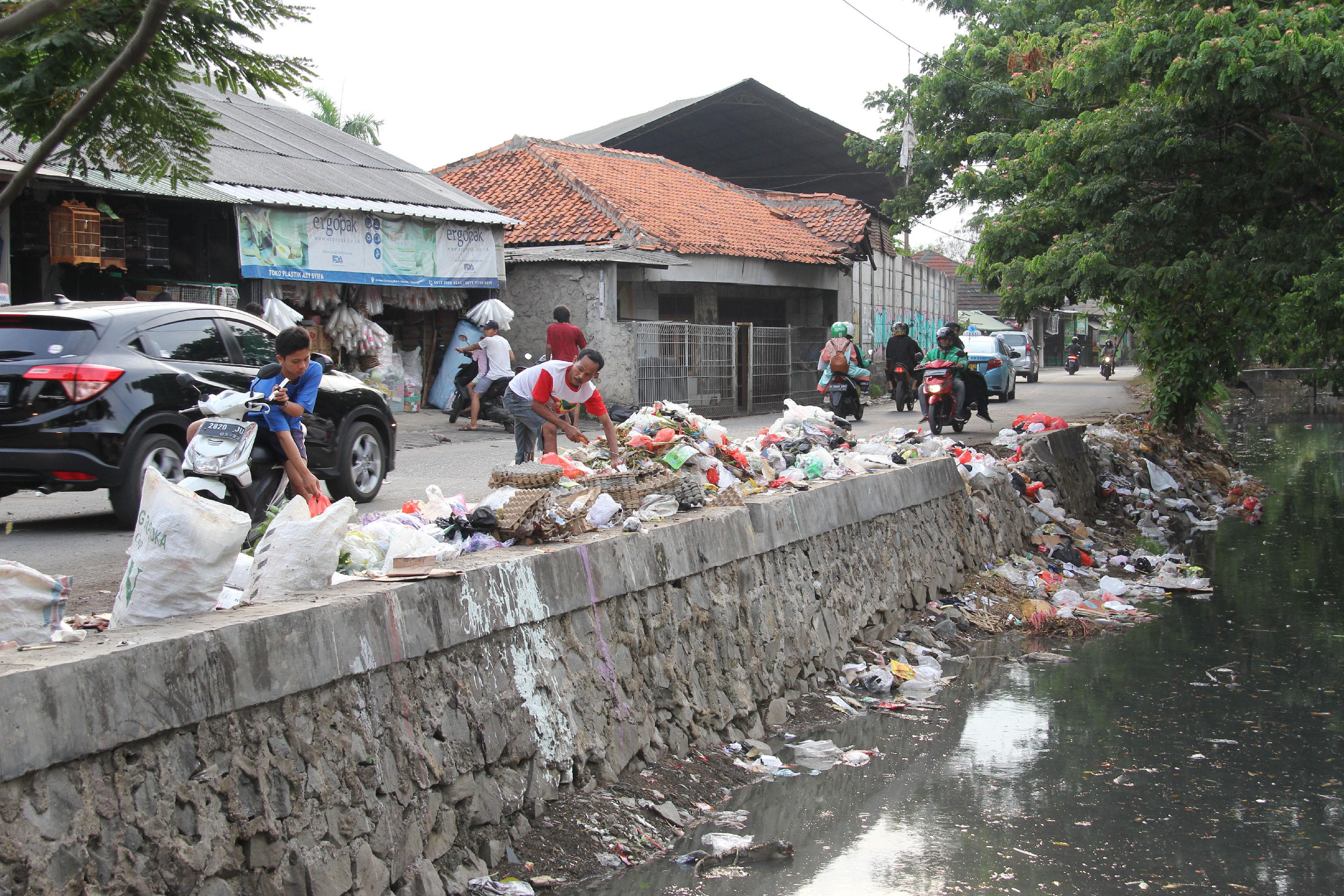 Sungai yang menjadi tempat pembuangan limbah rumah tangga