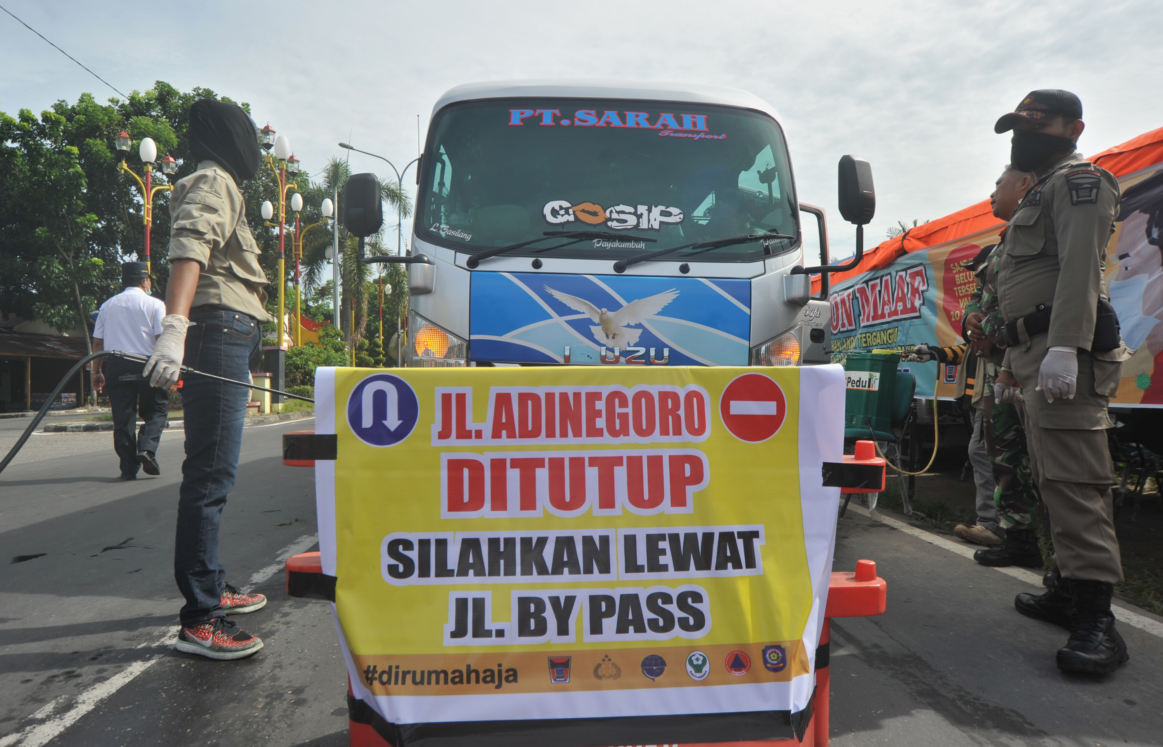 Untuk mengurangi aktivitas masyarakat di luar rumah selama pandemi, salah satu kebijakan dikeluarkan daerah adalah penutupan jalan.