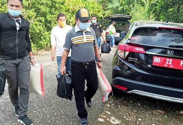 Bupati Merangin Al Haris mengantarkan makanan ke ODP