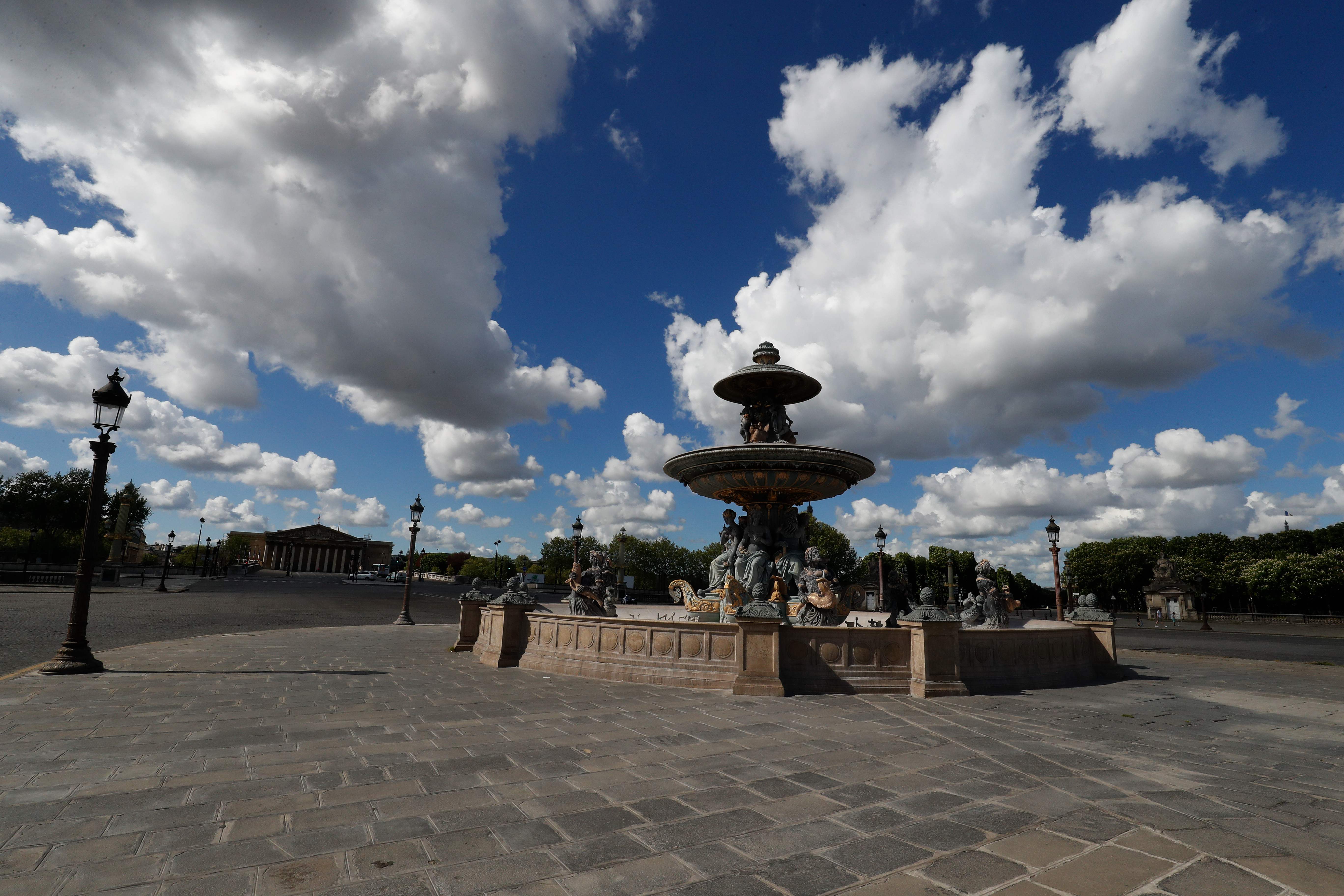 Suasana Place de la Concorde di Paris setelah lockdown hari ke-33 di Prancis.