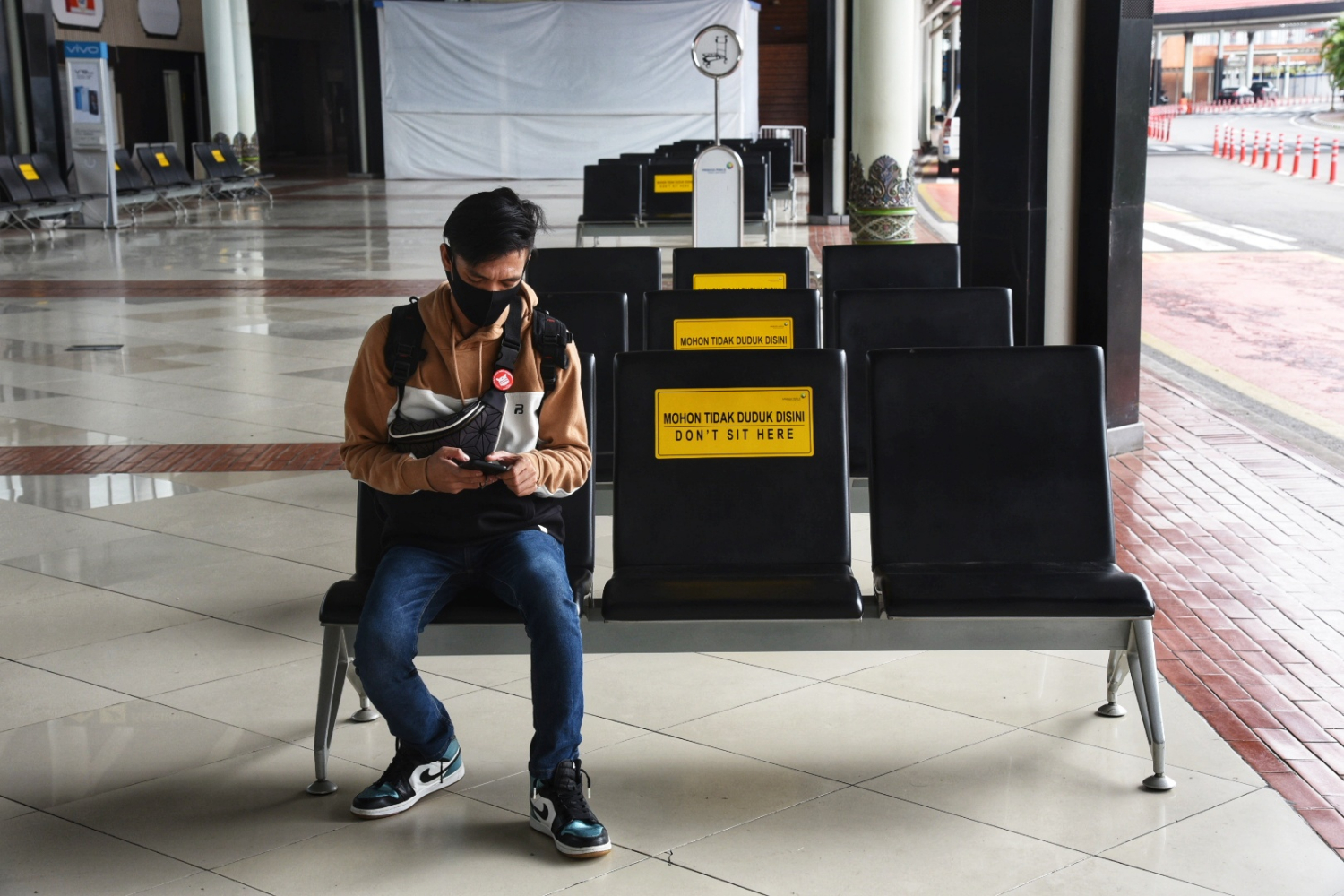 Suasana sepi di Terminal 1 Banda Soekarno Hatta pada Jumat (24/4/2020)