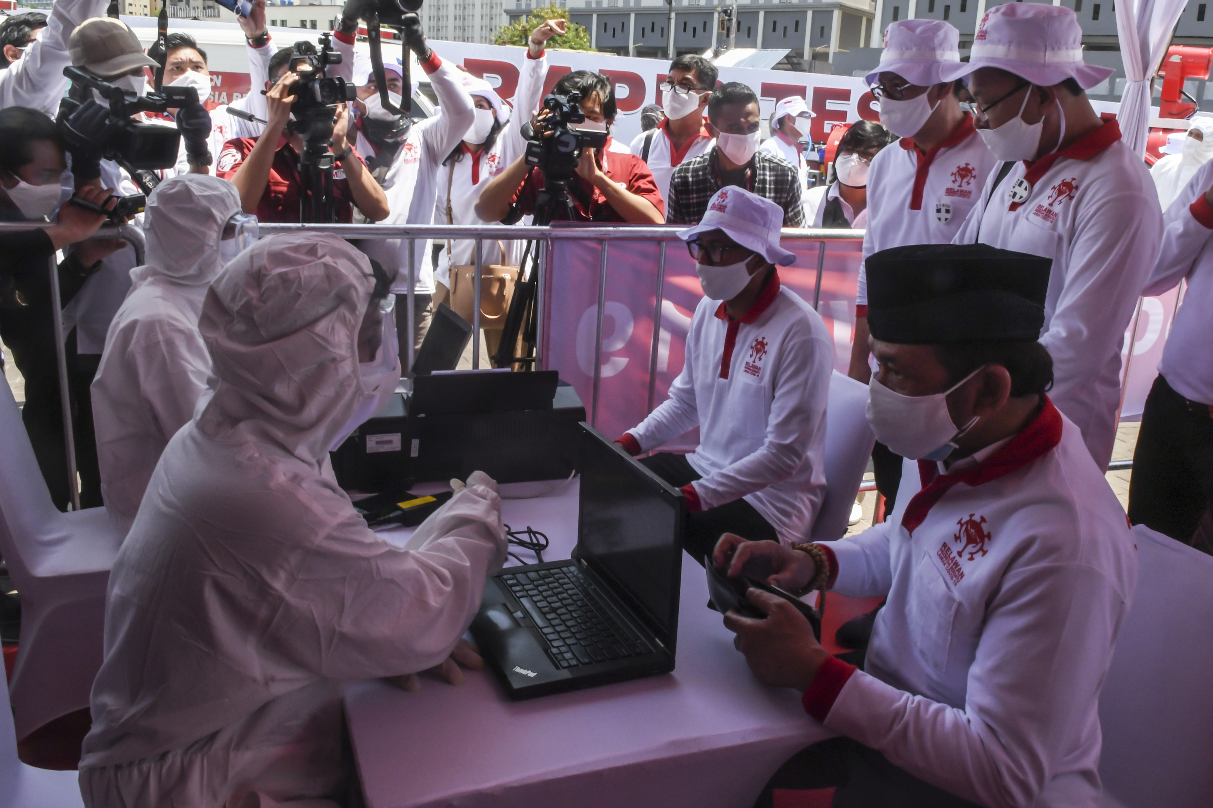 Ketua Umum Relawan Indonesia Bersatu Lawan COVID-19 Sandiaga Uno (kedua kanan) mengunjungi stan pendaftaran.