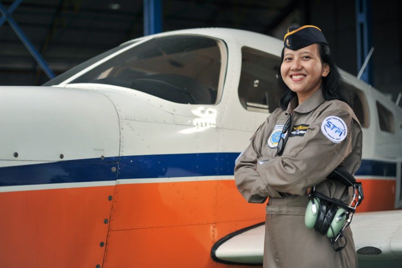 Desy Apriliana yang pengalaman mengajar sebanyak 2.150 jam Terbang. 