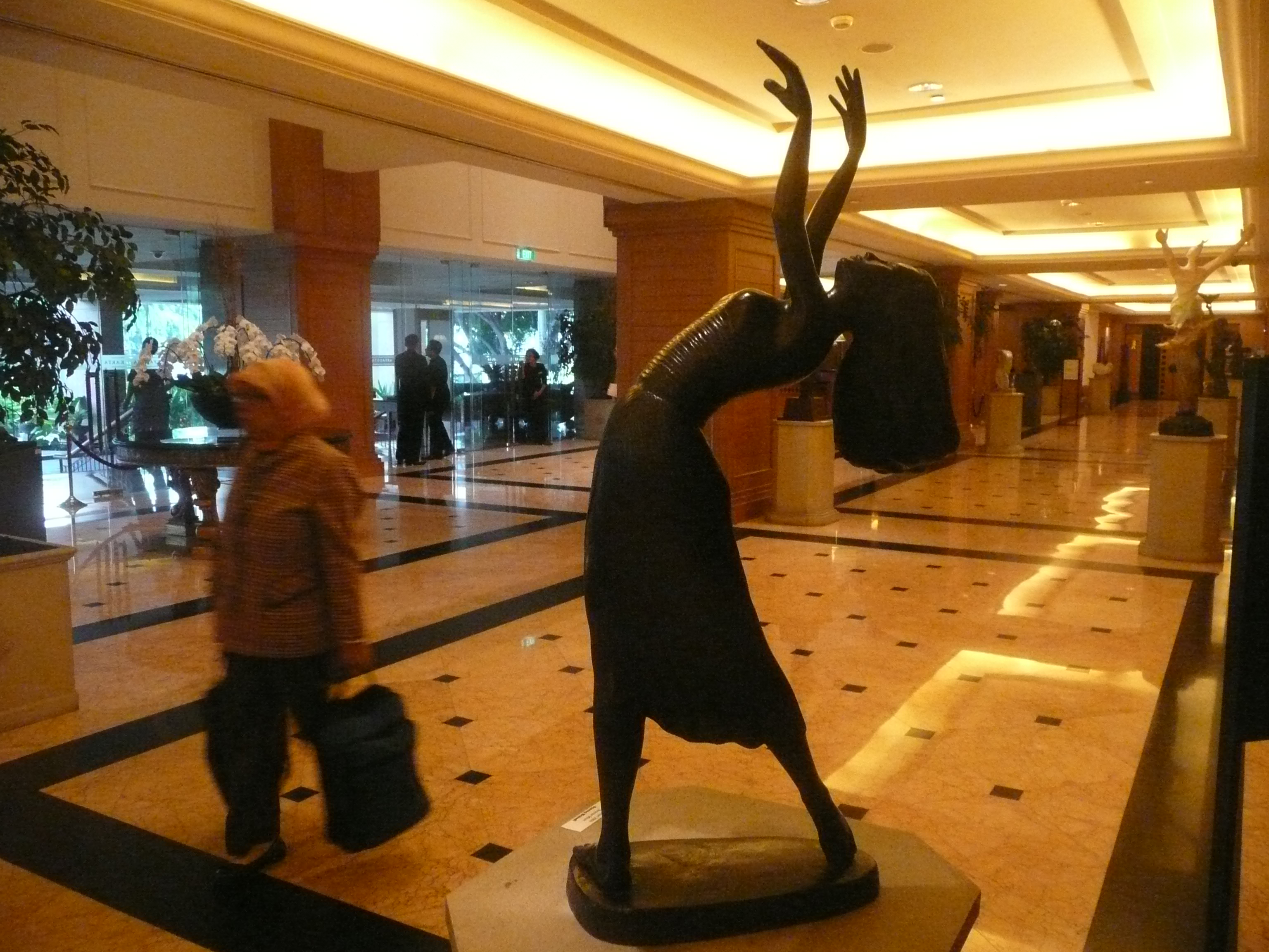 Tamu hotel melintas di lobi salah satu hotel di Jakarta. 