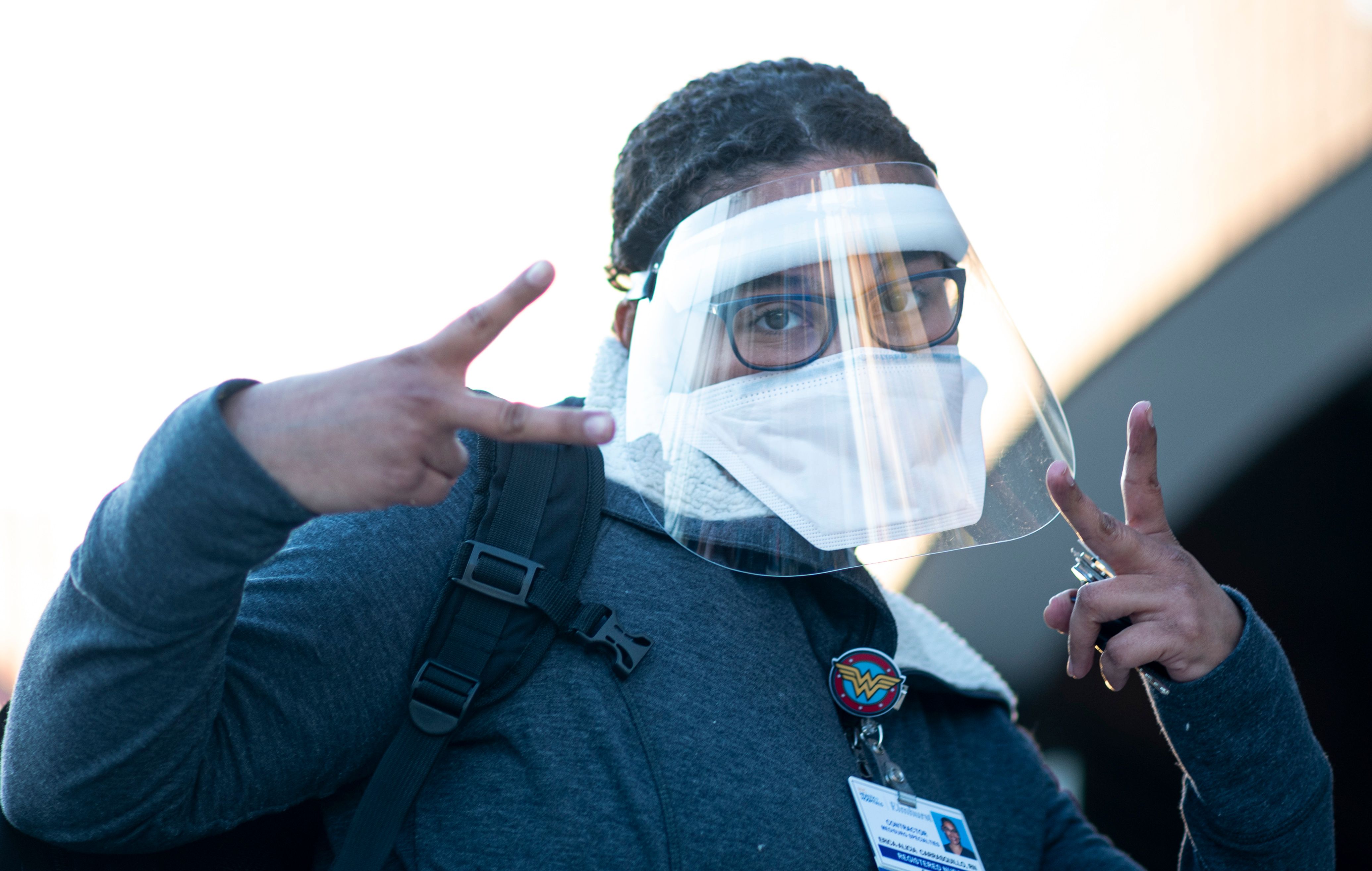 Seorang petugas kesehatan berpose sebelum memasuki RS Elmhurst di Queens, New York, Amerika Serikat.