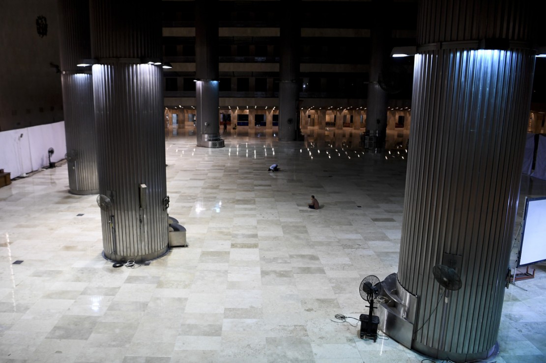 Suasana malam di Masjid Istiqlal, Jakarta, selama pandemi Covid-19. 