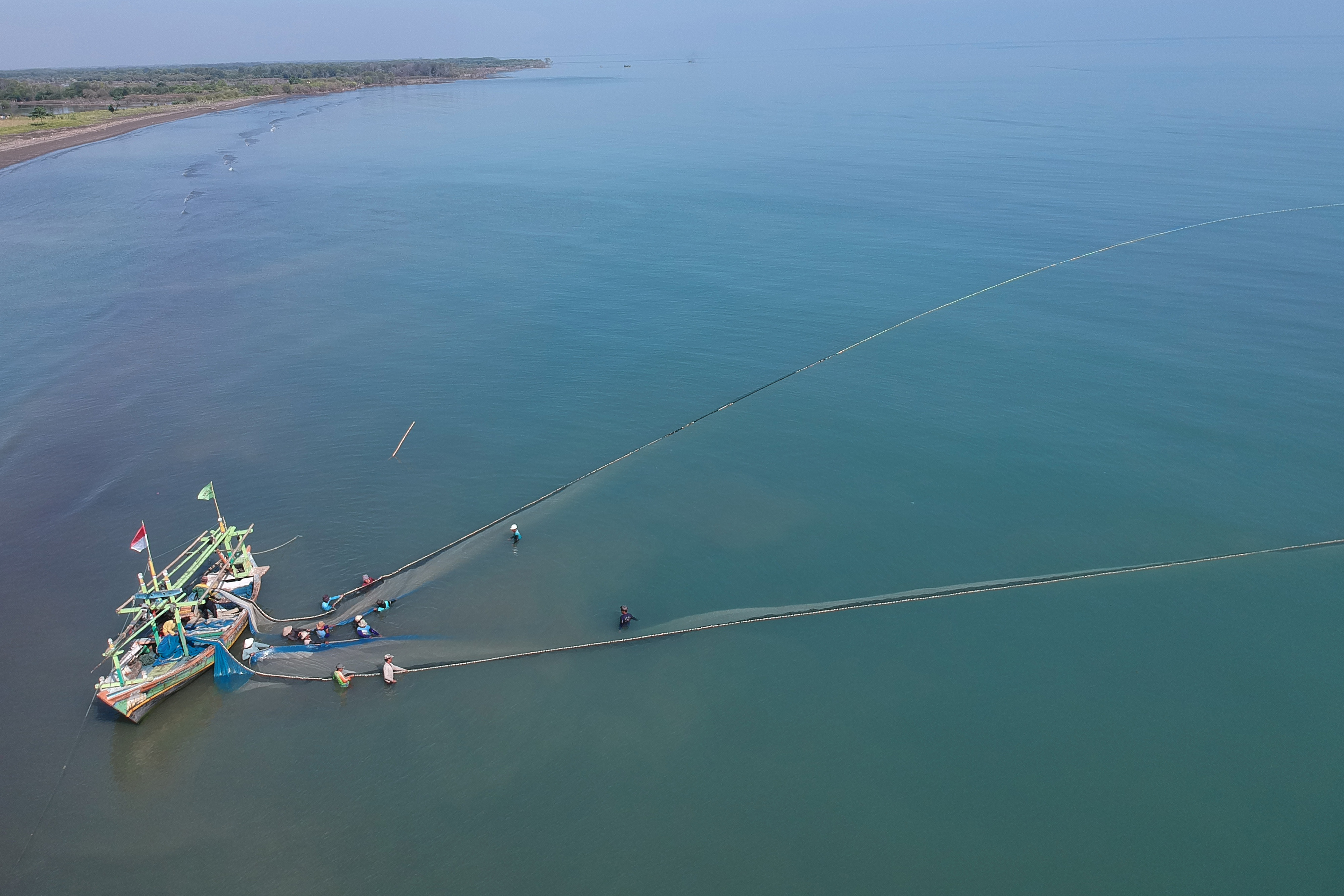 Sejumlah nelayan menarik jaring pukat di pantai Tiris, Kecamatan Pasekan, Indramayu, Jawa Barat, Minggu (12/4/2020).