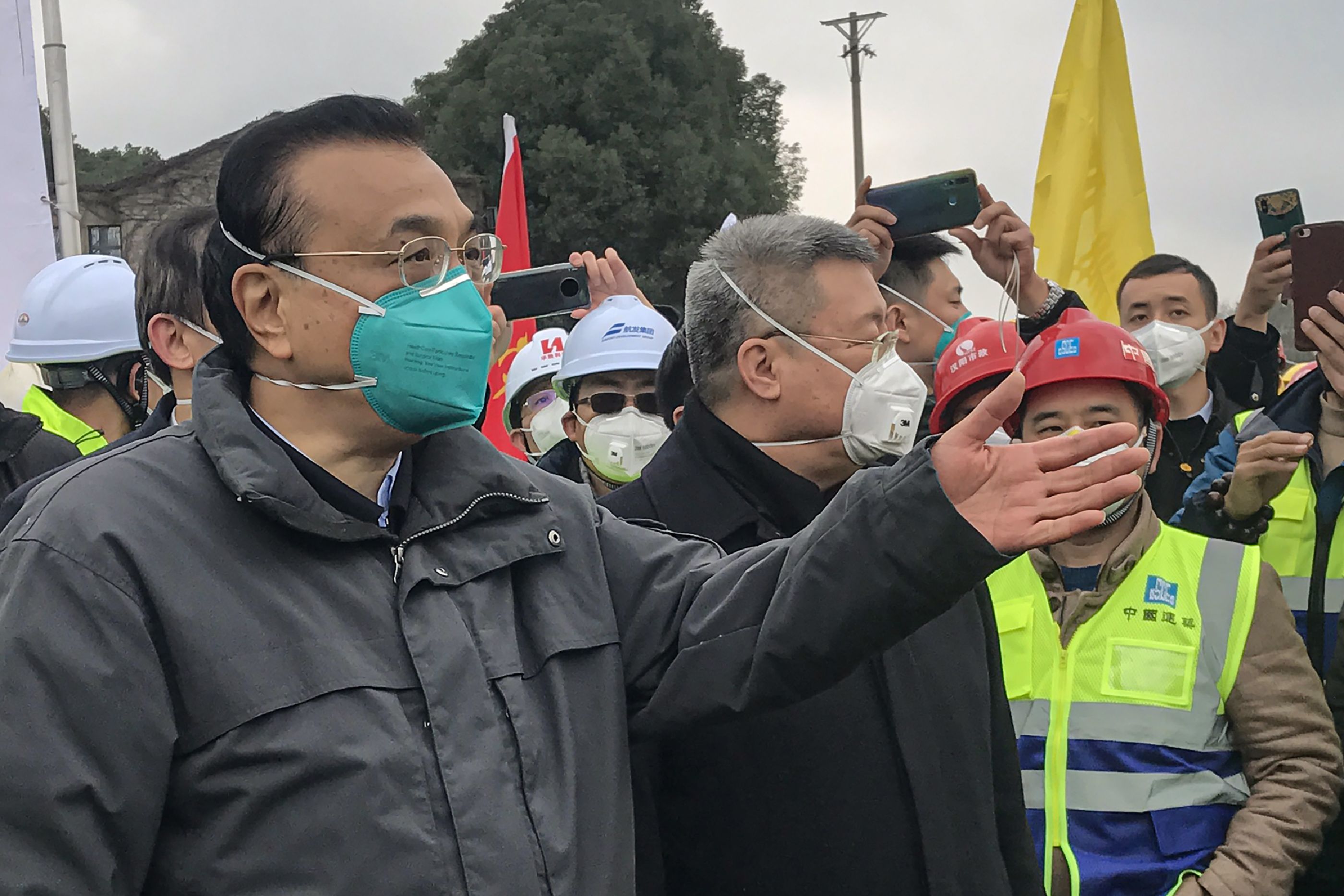 Perdana Menteri Li Keqiang (kiri) meninjau pembangunan rumah sakit di Wuhan, Januari lalu.