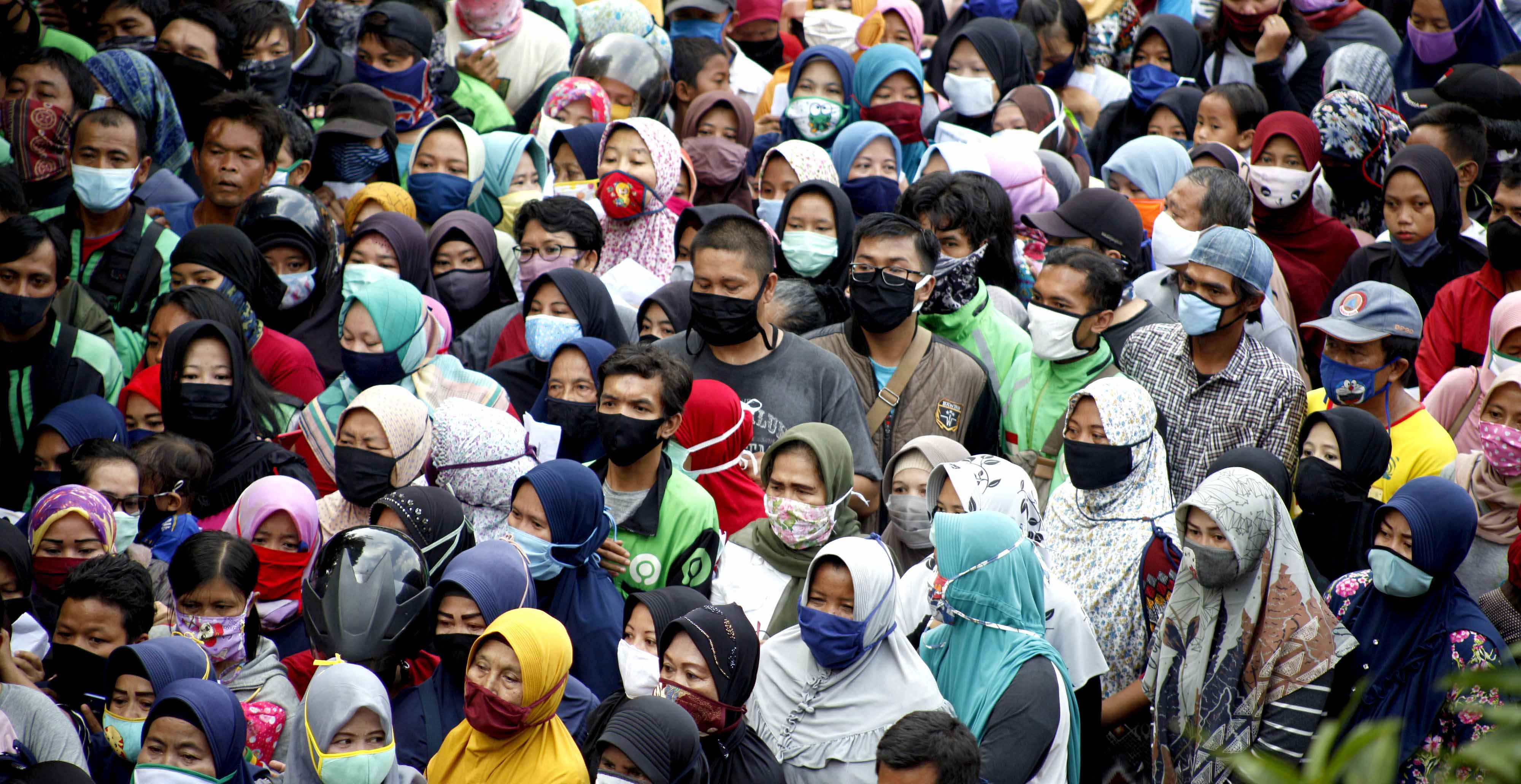 Sejumlah warga antre sembako di gedung Baznas Kabupaten Bogor, Cibinong, Bogor, Jawa Barat, Senin (20/4/2020). 