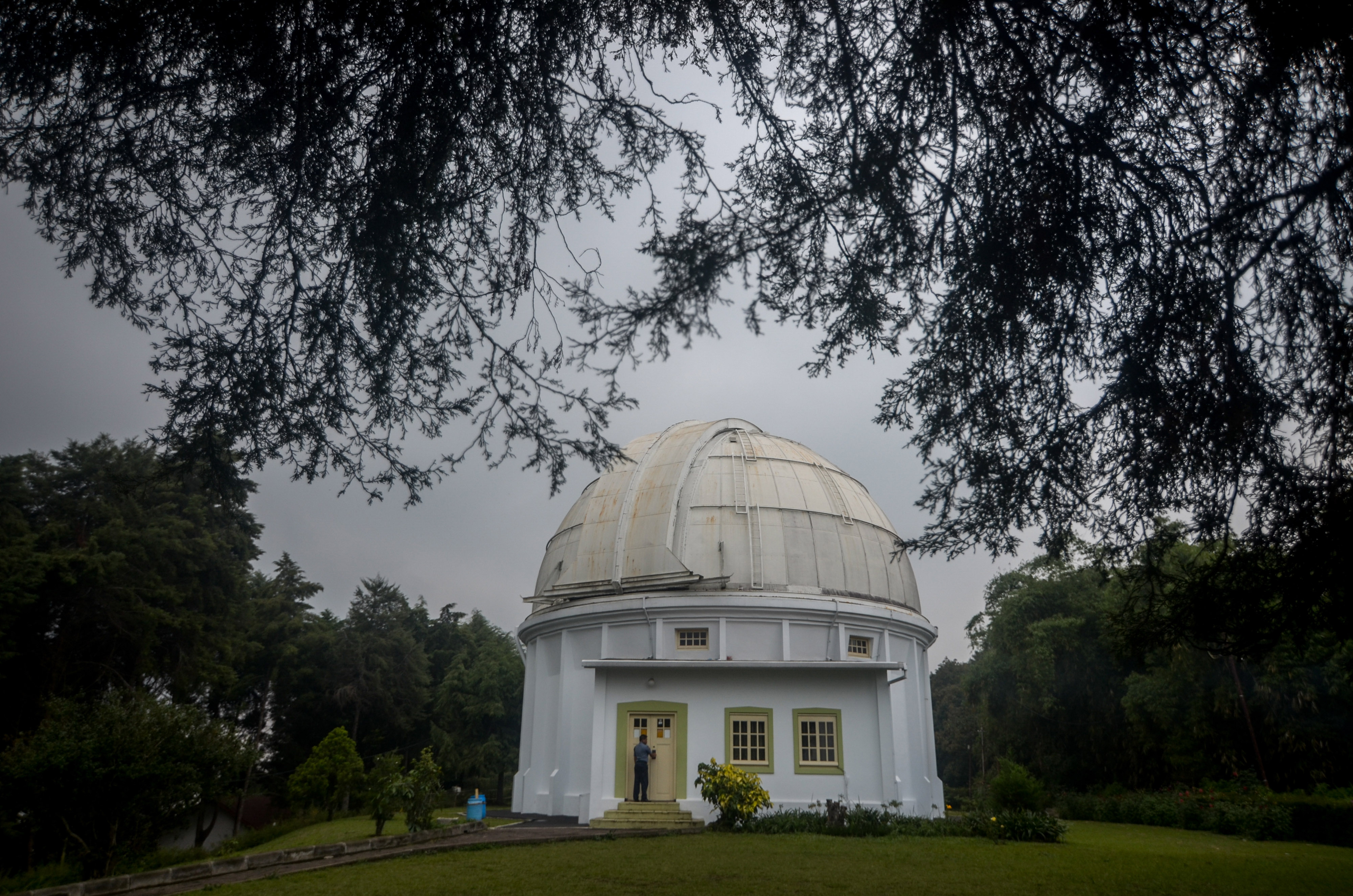 Petugas keamanan memeriksa halaman Observatorium Peneropongan Bintang Bosscha.