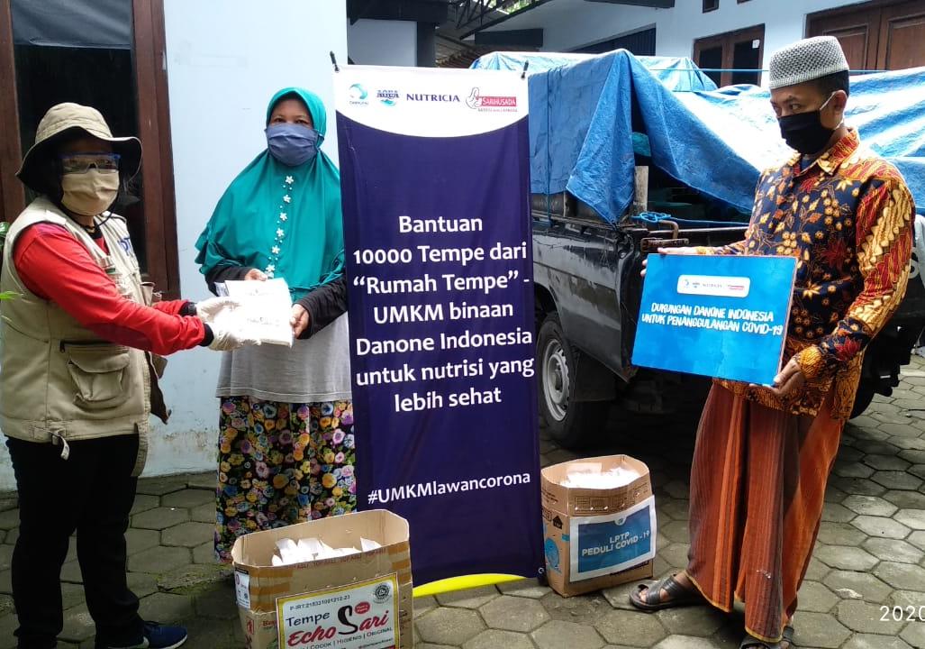Sarihusada bagikan tempe ke warga terdampak covid-19