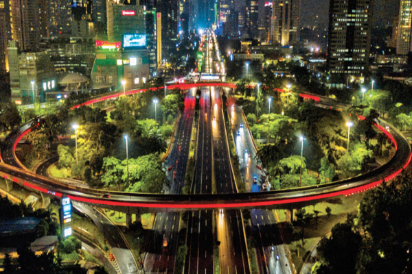 Suasana lengang jalan di kawasan Semanggi, Jakarta, kemarin malam. PSBB oleh Pemerintah Provinsi DKI Jakarta pada 10-23 April 2020