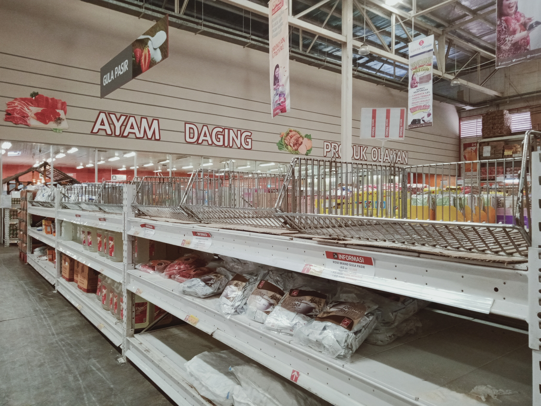 Rak gula pasir di sebuah supermarket di Makassar terlihat kosong.