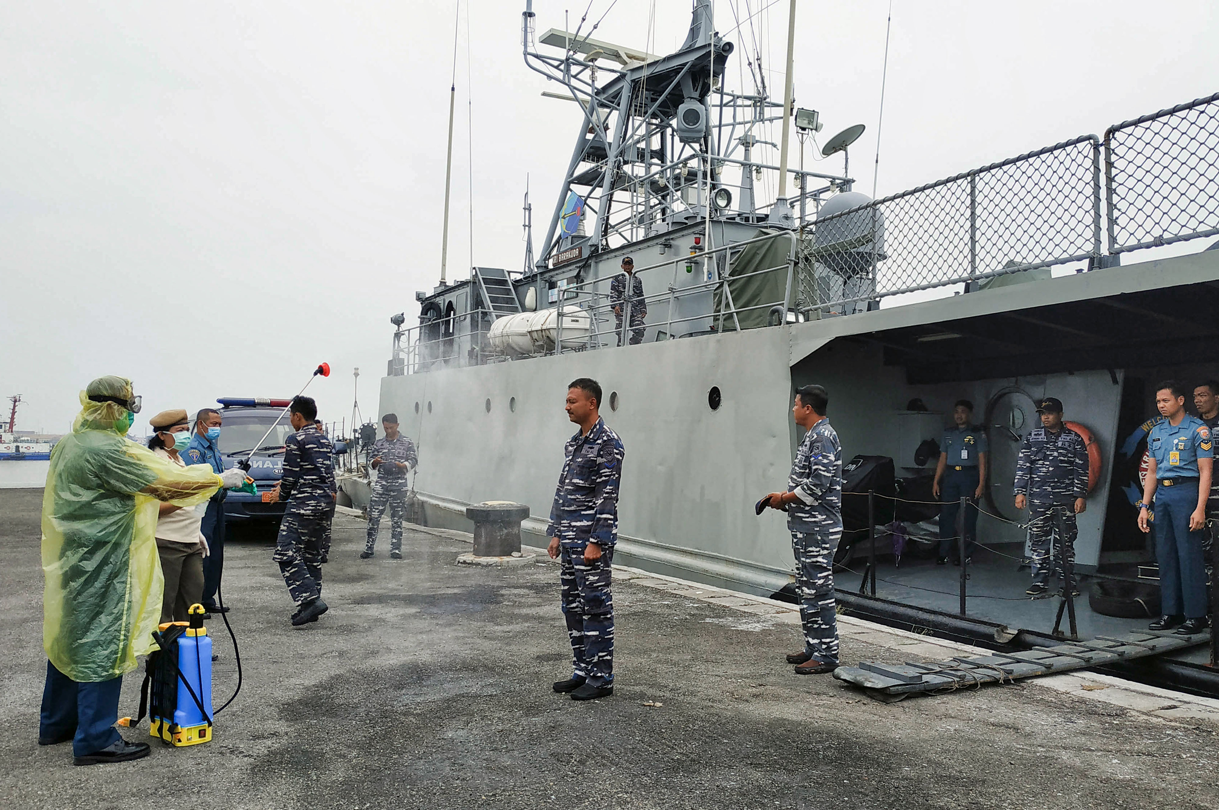 Prajurit TNI AL KRI Barakuda-633 disemprot disinfektan ketika bersandar di Mako Lantamal I Belawan Medan, Sumut, Kamis (2/4).