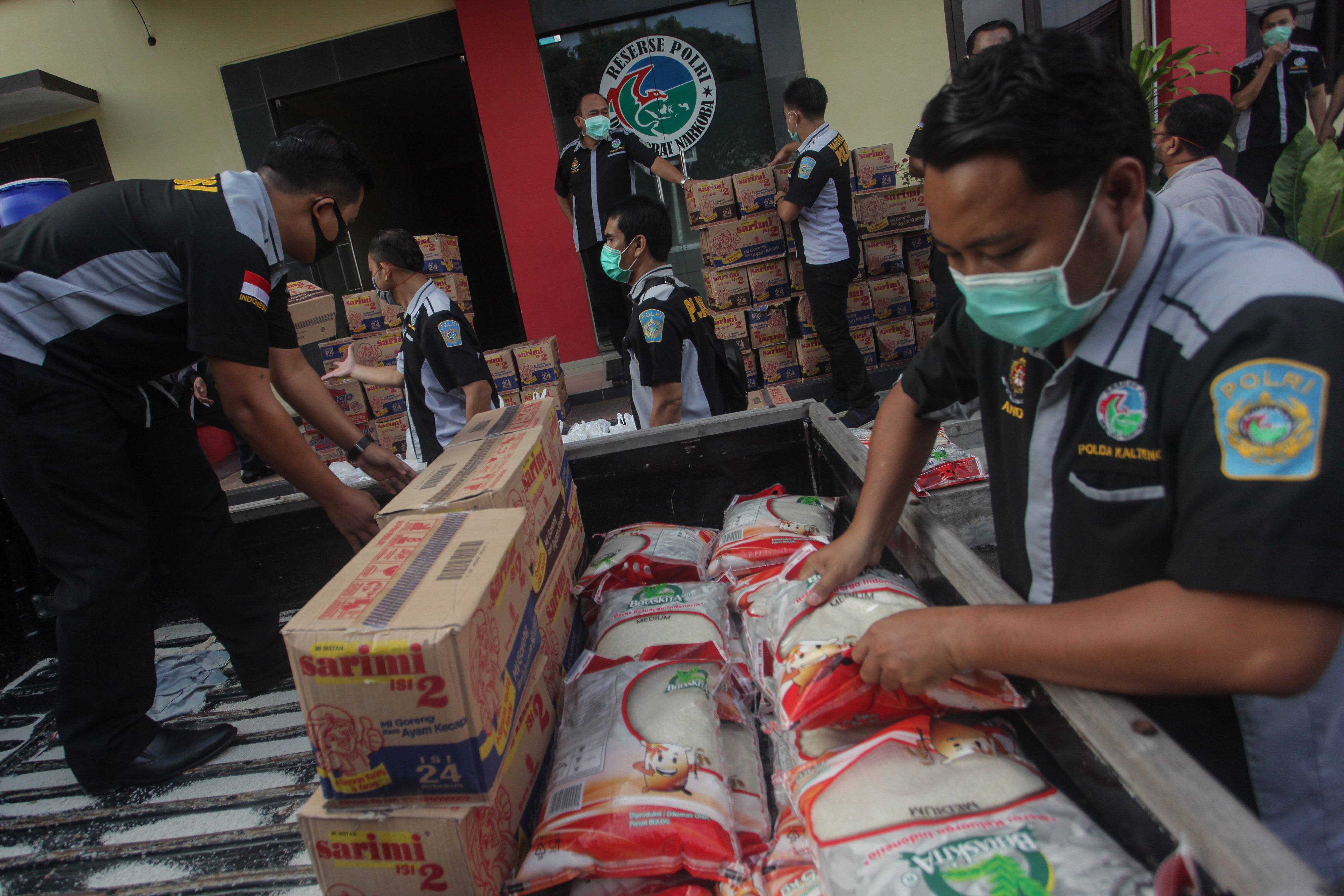 Foto ilistrasi pembagian sembako untuk warga terdampak covid-19