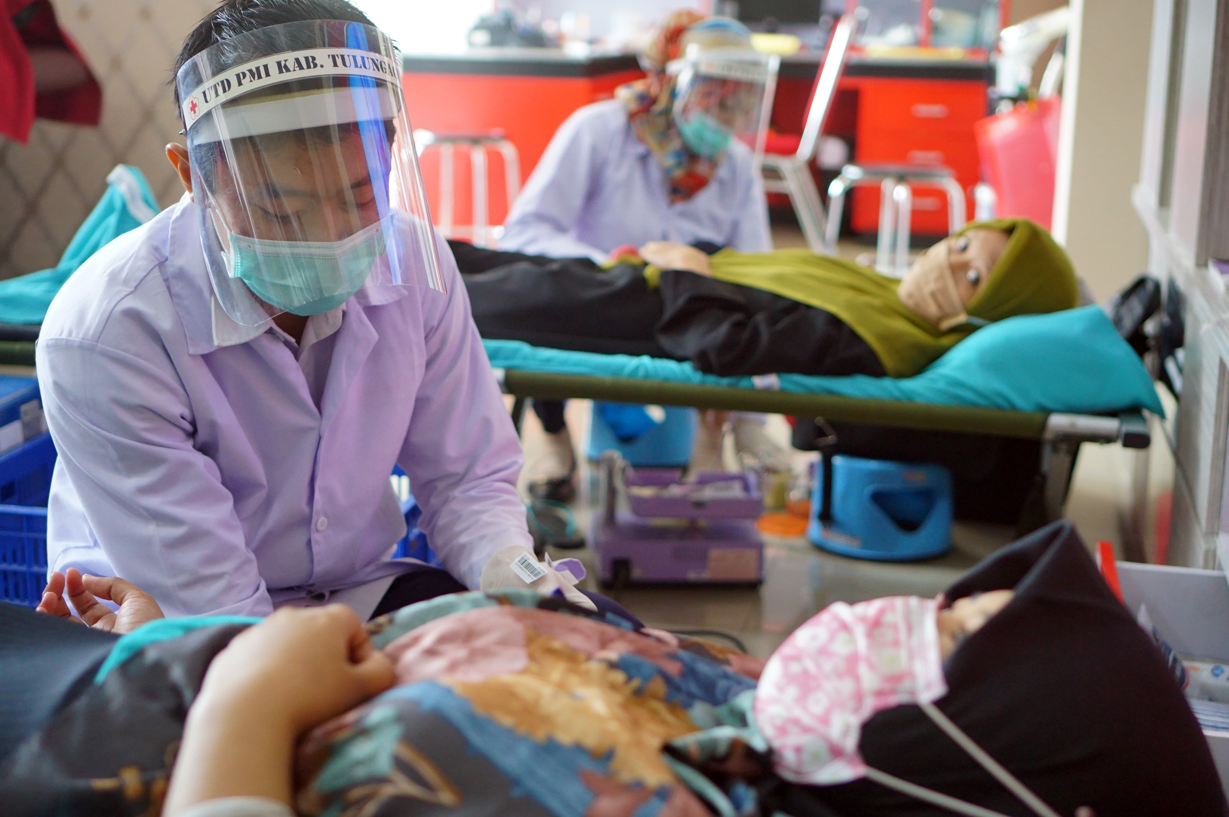 Para pendonor darah di PMI Tulungagung