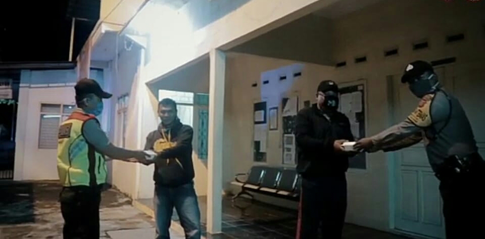 Aparat polisi Polres Tasikmalaya membagikan nasi bungkus untuk sahur untuk warga Kecamatan Singaparna, Kamis (30/4/2020).