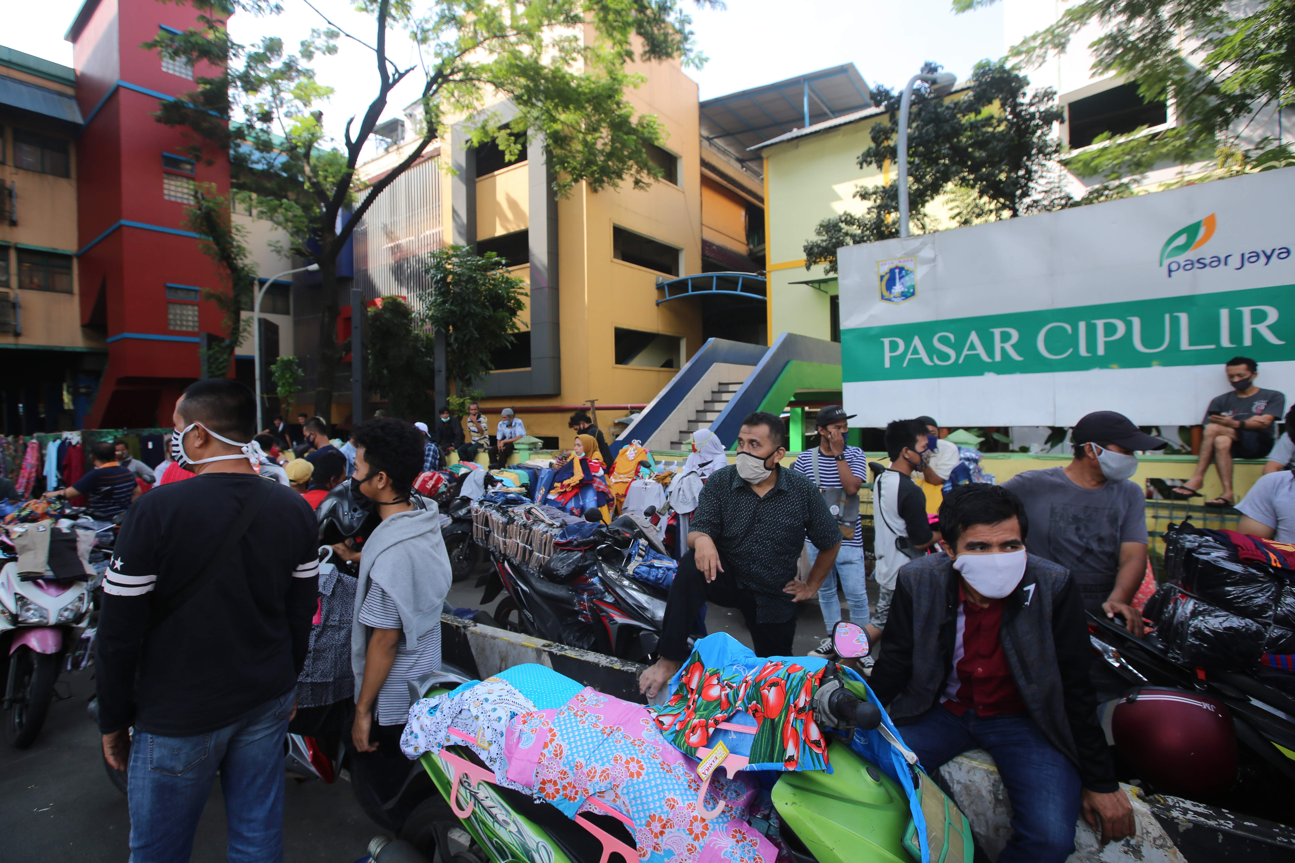 Pedagang menjajakan dagangannya di tepi jalan Pasar Cipulir, Jakarta Selatan.