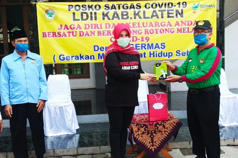Bupati Klaten Sri Mulyani saat menyerahkan bantuan ke sekretariat LDII