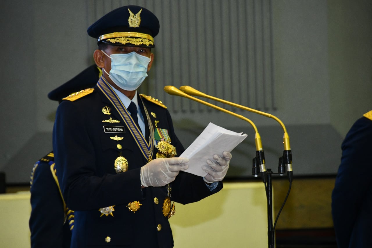 Kepala Staf Angkatan Udara (KSAU) Marsekal TNI Yuyu Sutisna menerapkan protokol kesehatan pada HUT ke-74 TNI AU, Kamis (9/4).. 