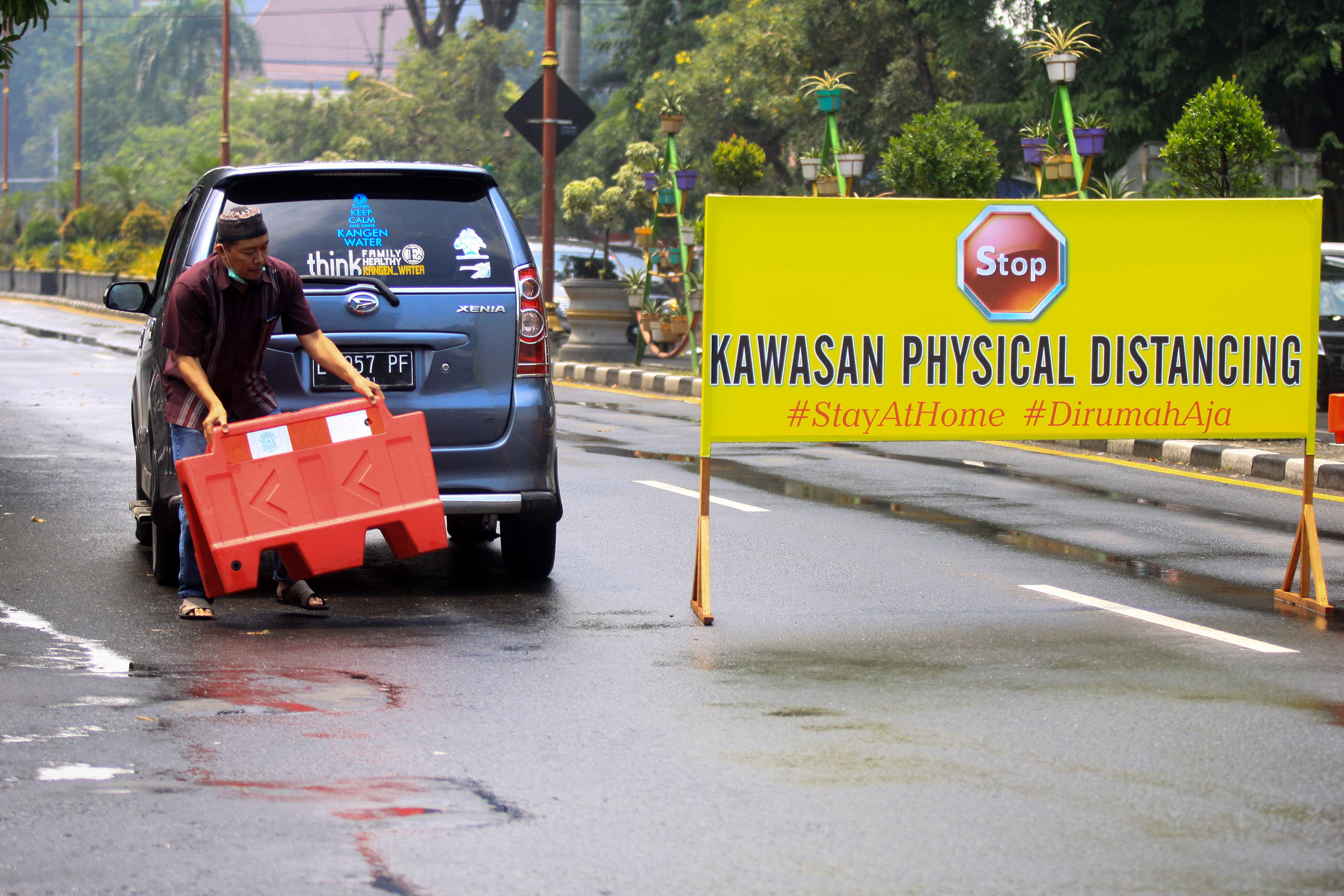 Pengendara menerobos kawasan tertib physical distancing di Jalan Ahmad Yani, Sidoarjo, Jawa Timur, Jumat (3/4/2020).