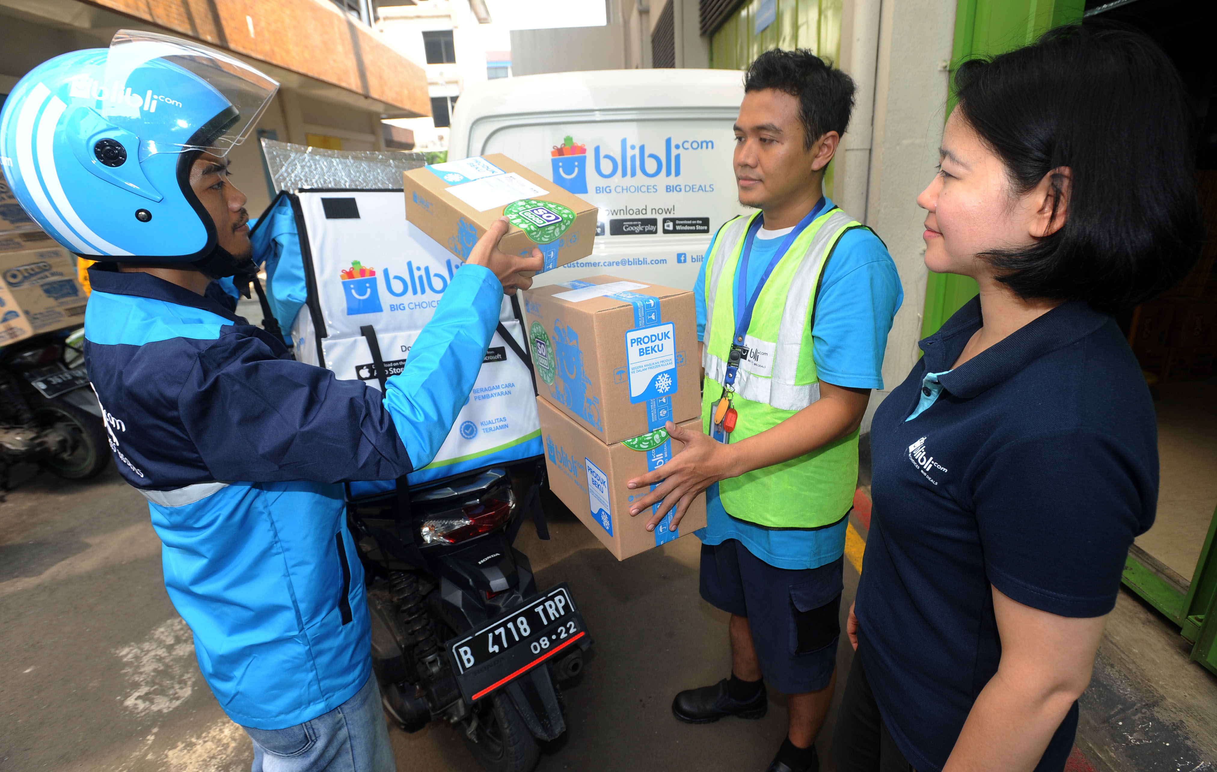 Senior Vice President (SVP) Operations dan Product Management Blibli.com Lisa Widodo (kanan),menyaksikan proses pengiriman makanan beku