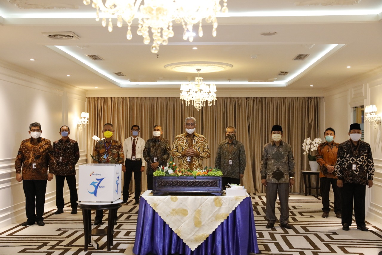 Peringatan HUT ke-57 Bank Jateng yang digelar secara sederhana di Kantor Pusat Bank Jateng, Jl Pemuda Semarang, Senin (6/4). 
