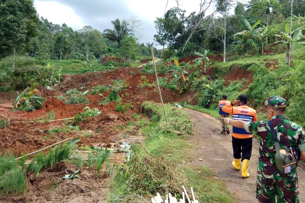 Longsor di Tasikmalaya