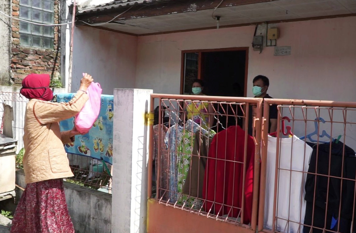 Warga Kompleks Cipageran Asri, Kelurahan Cipageran, Kecamatan Cimahi Utara, Kota Cimahi, Jabar, membantu kebutuhan keluarga positif Covid-19