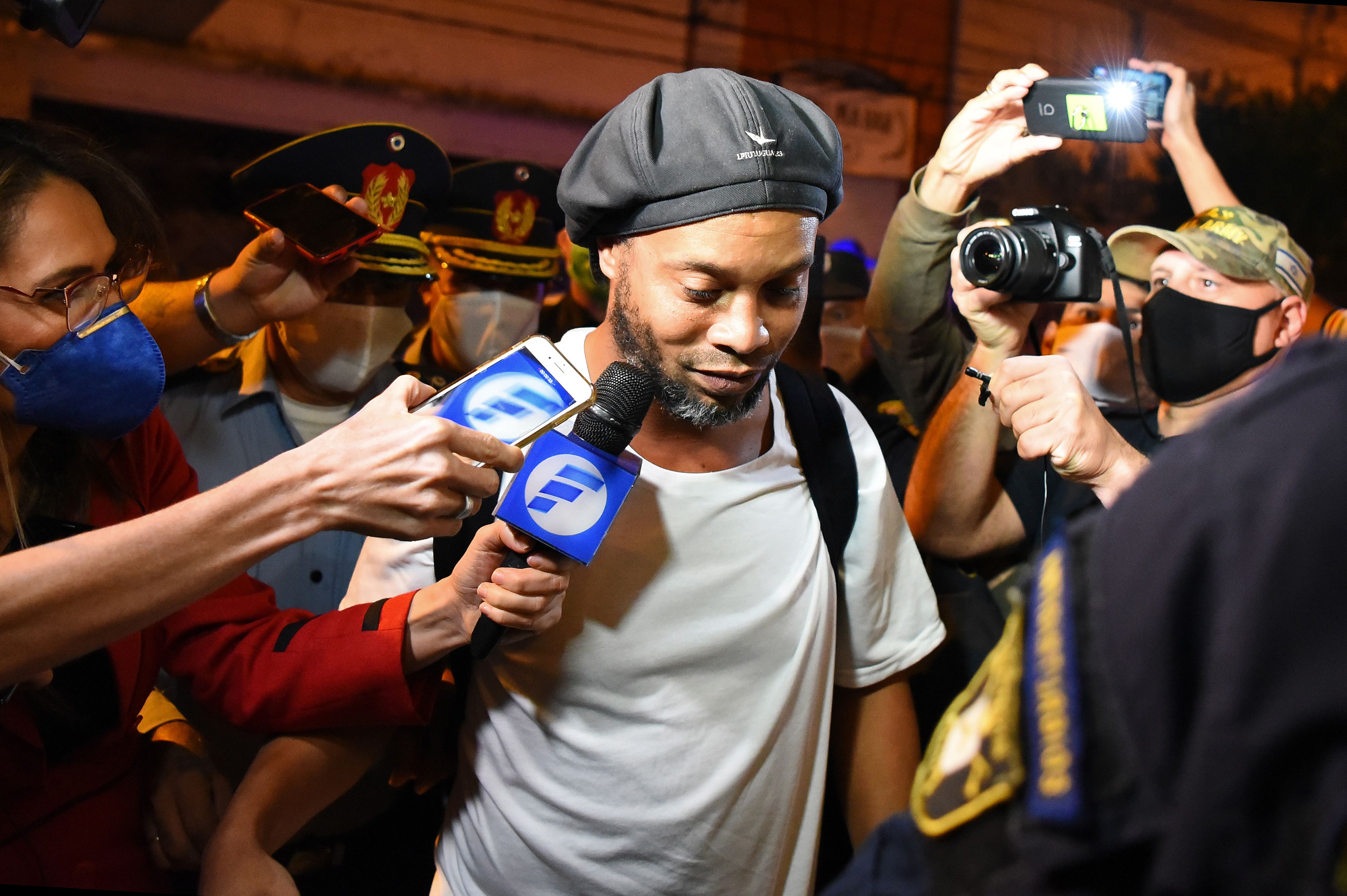 Ronaldinho saat tiba di Hotel Palmaroga di Ausncion, Paraguay untuk menjalani tahanan rumah.
