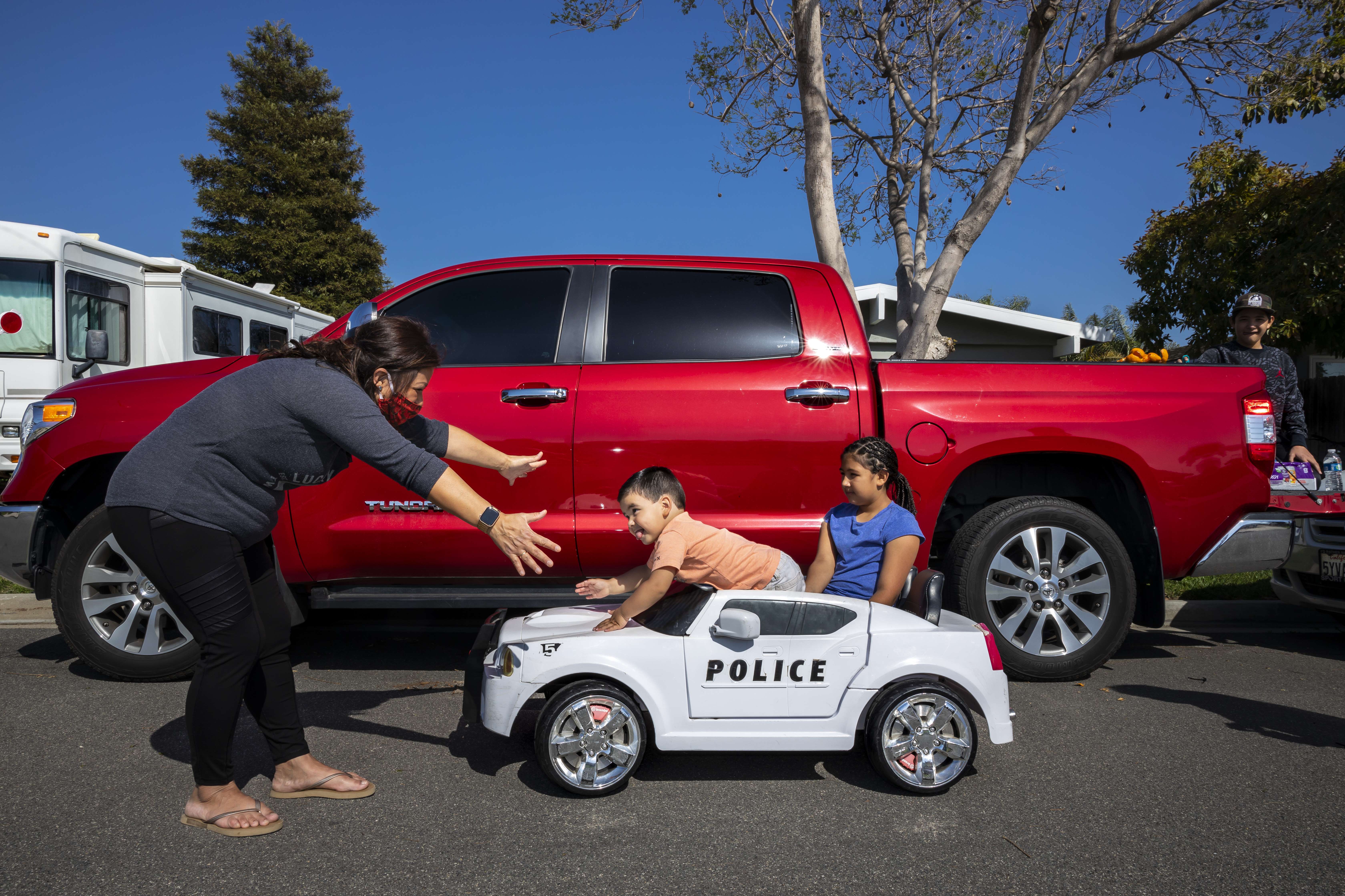 Lisa Magallanes, 39 seorang perawat tengah mengasuh dua anaknya bersama suaminya saat diberlakukannya WFH.