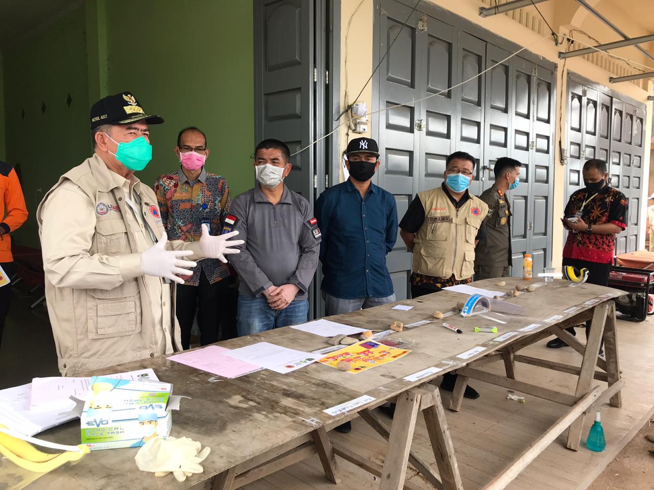 Wakil Gubernur Sumbar Nasrul Abit, meminta petugas pemantau di pelosok Sumbar untuk lebih ketat memantau orang-orang yang baru masuk.