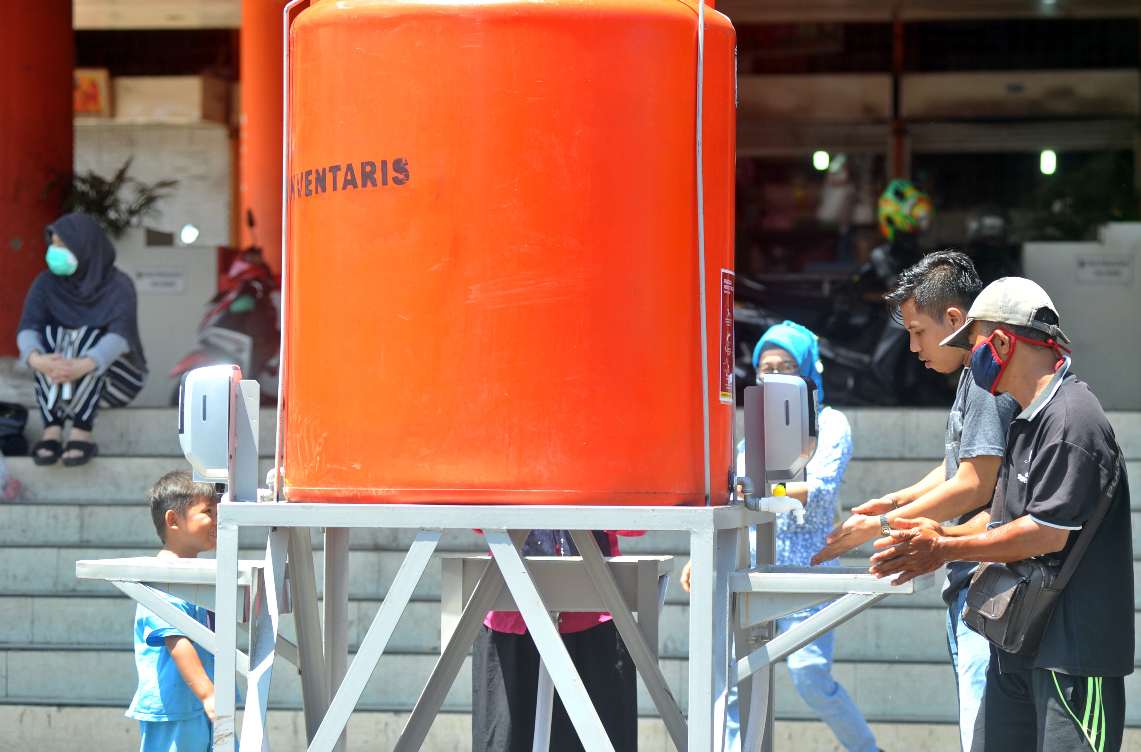 Warga mencuci tangan di Pasar Raya Padang, Sumatera Barat, Sabtu (18/04/2020).