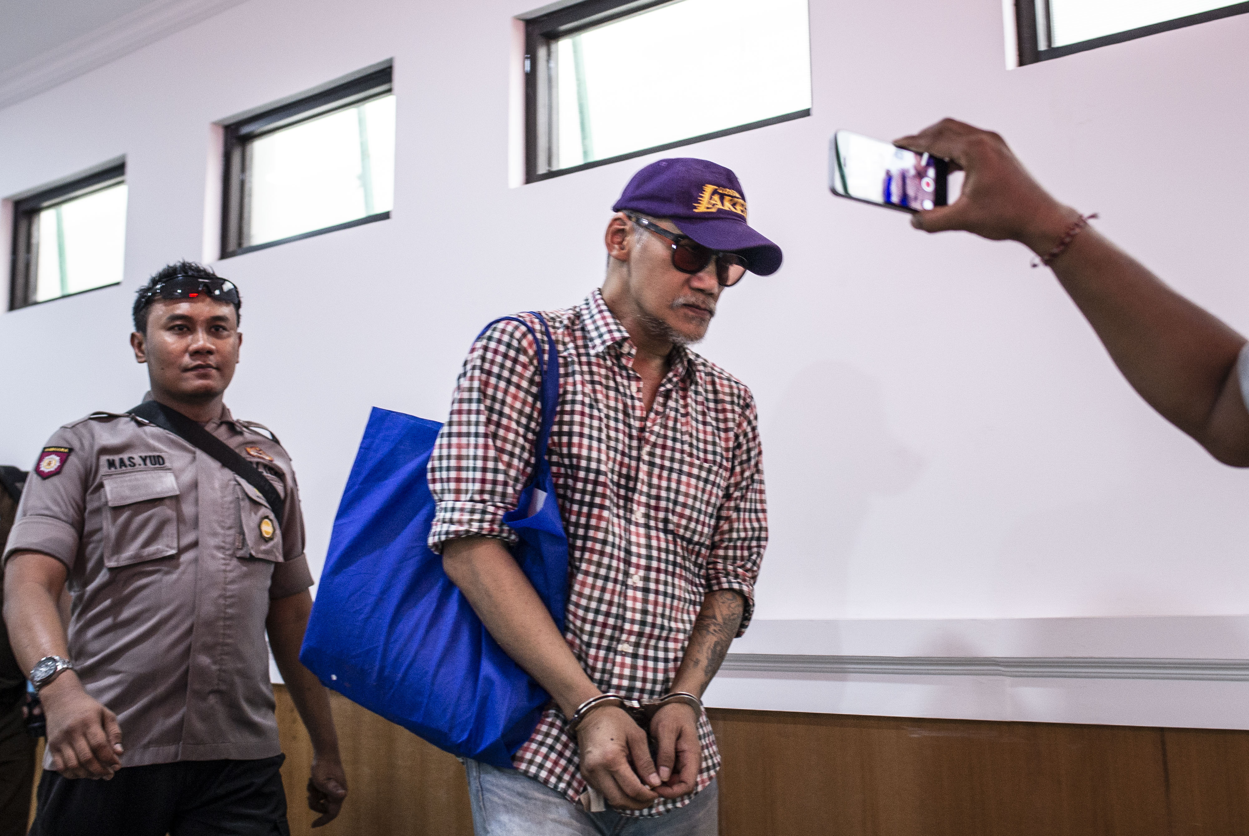 Aktor Senior Tio Pakusadewo (kanan) bersiap menjalani sidang putusan kasus penyalahgunaan narkotika di PN Jakarta Selatan, Selasa (24/7/2018