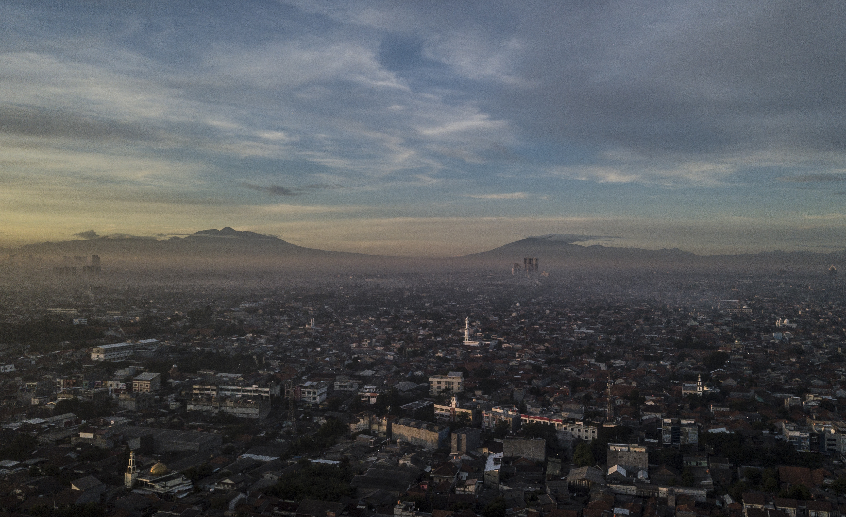 Foto udara rumah-rumah di Jakarta, Selasa (7/4). Penerapan PSBB membuat udara Jakarta lebih bersih. 