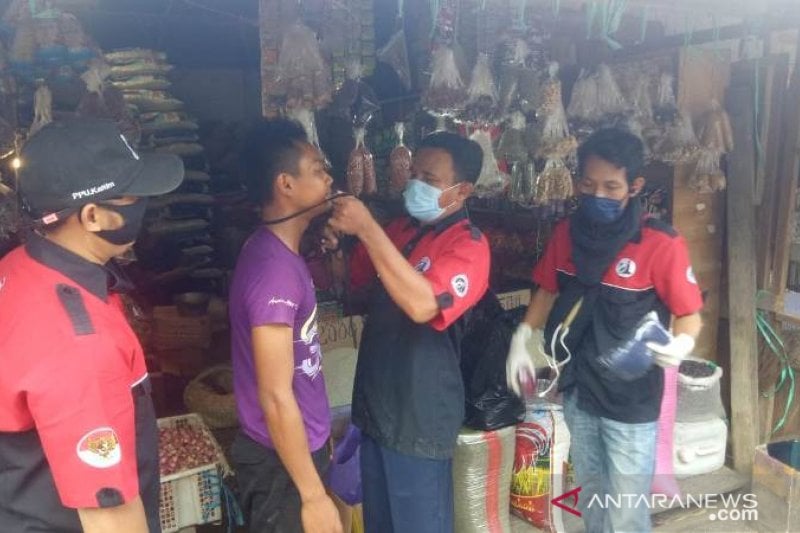 OI membagikan masker di pasar tradisional sebagai upaya membantu mencegah penyebaran virus korona.