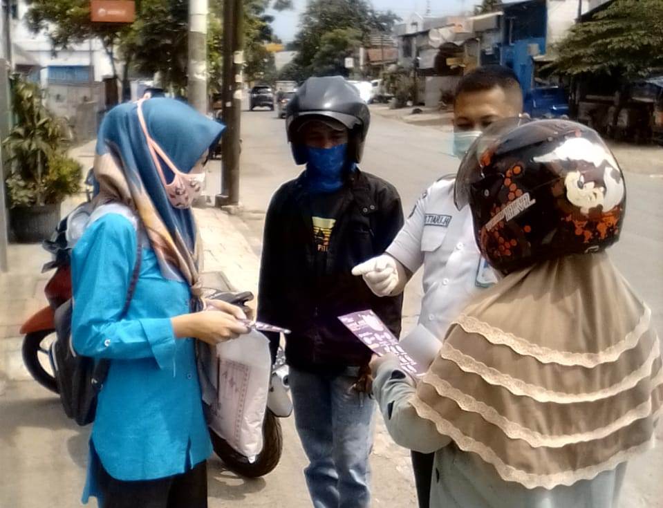 Pegawai BPJAMSOSTEK Jakarta Cilincing juga memberi bantuan kepada warga terdampak pandemi Covid-19.