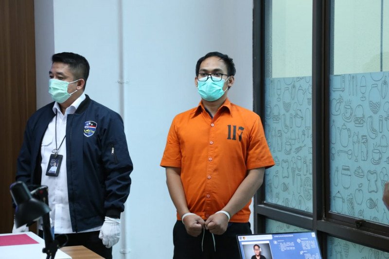 Alimudin Baharsyah, kanan, tersangka pelaku penghinaan terhadap penguasa dan penyebar konten bernuansa SARA di medsos. 