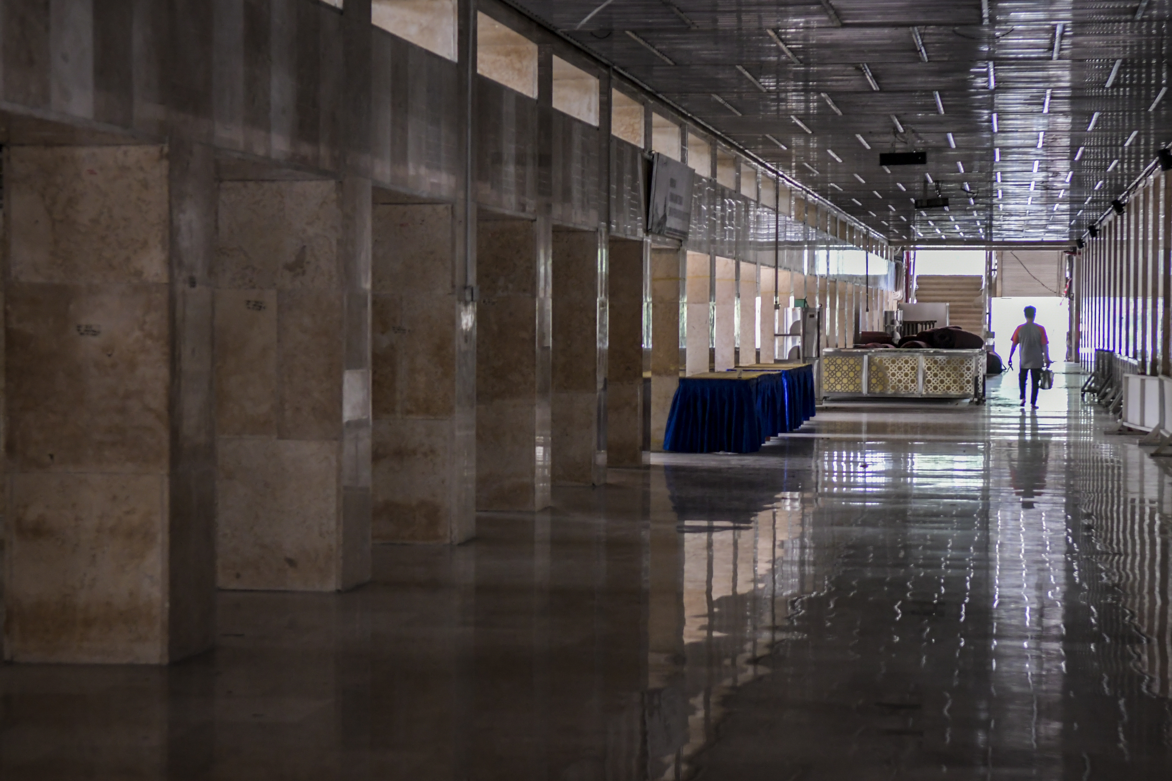 Warga beraktivitas di Masjid Istiqlal, Jakarta, Selasa (7/4/2020). 