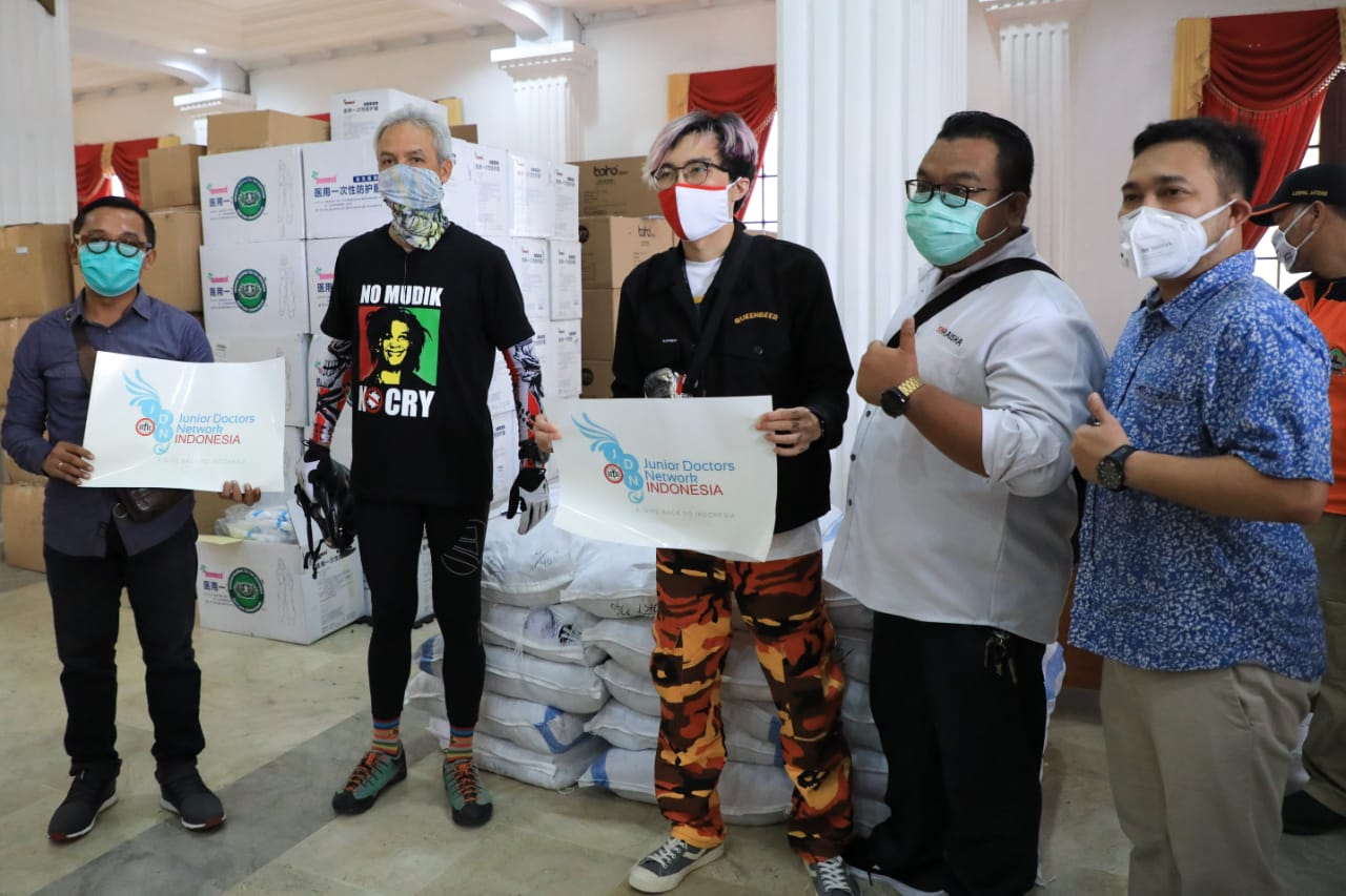 Relawan BNPB dr Tirta  (tengah) menyerahkan bantuan alat-alat kesehatan kepada Gubernur Jateng Ganjar Pranowo, Jumat (17/4/2020)