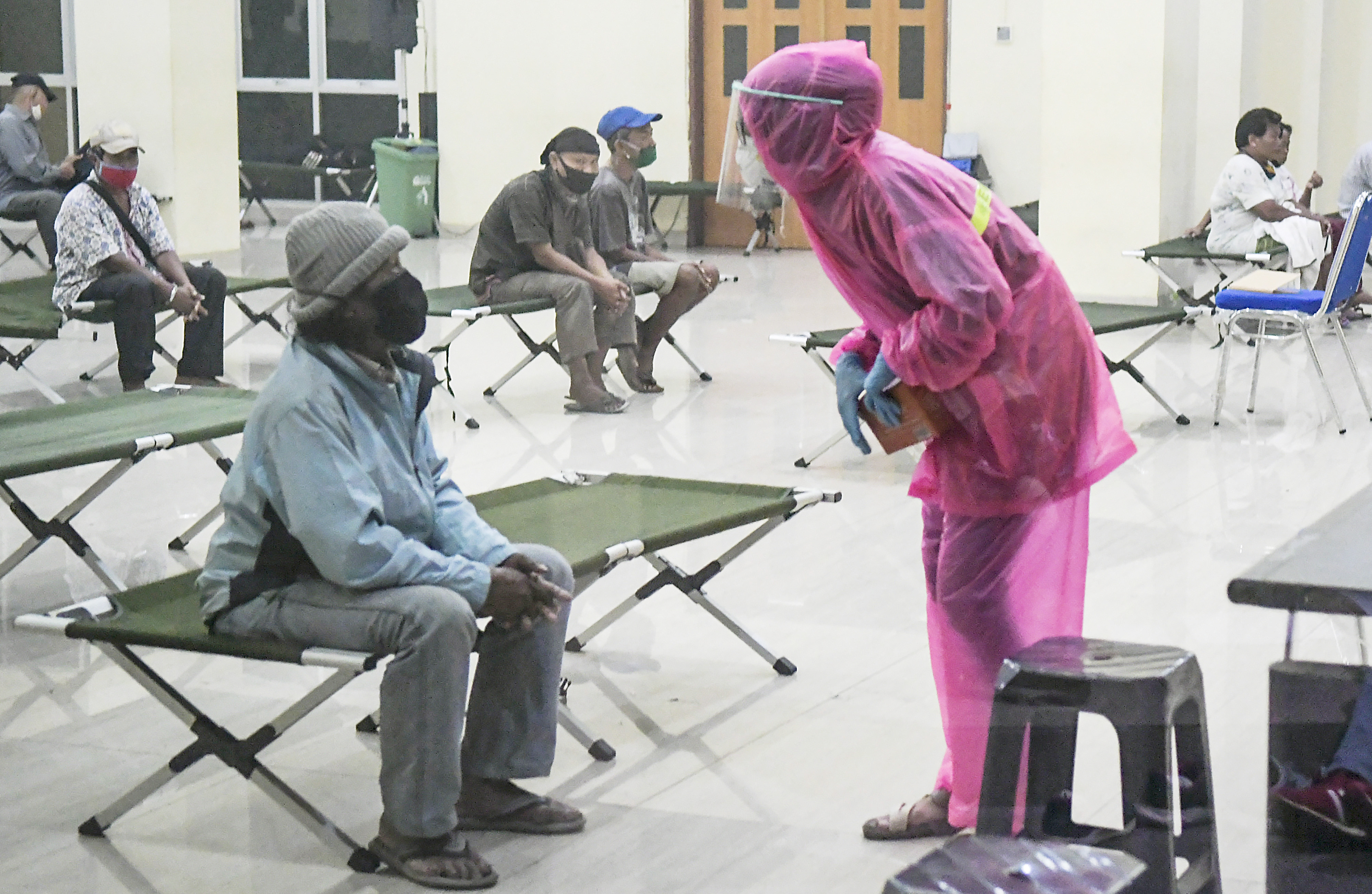 Petugas medis memeriksa tuna wisma di GOR Tanah Abang, Jakarta, Minggu (26/4/2020). 