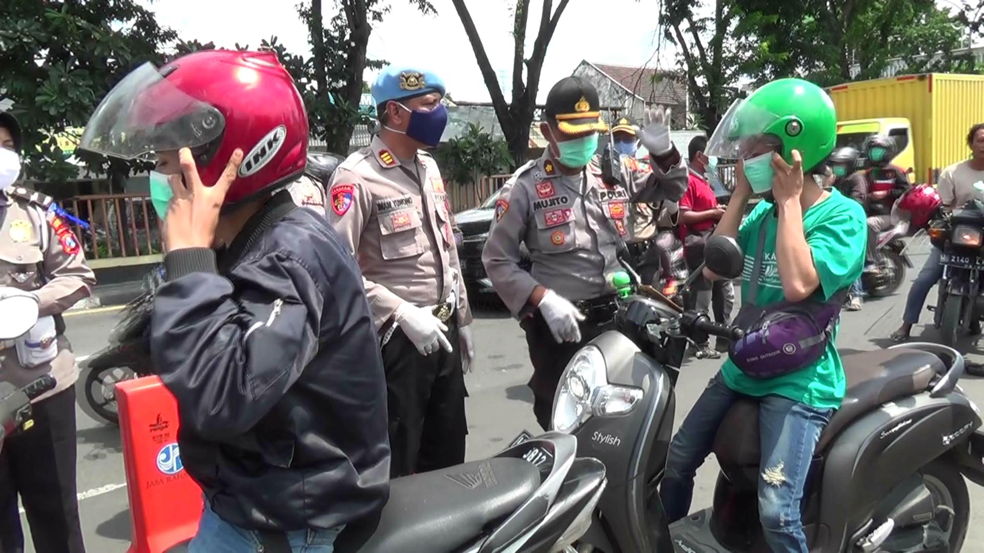  Polisi merazia pengendara motor tak bermasker di pintu masuk Kota Sidoarjo, Jawa Timur