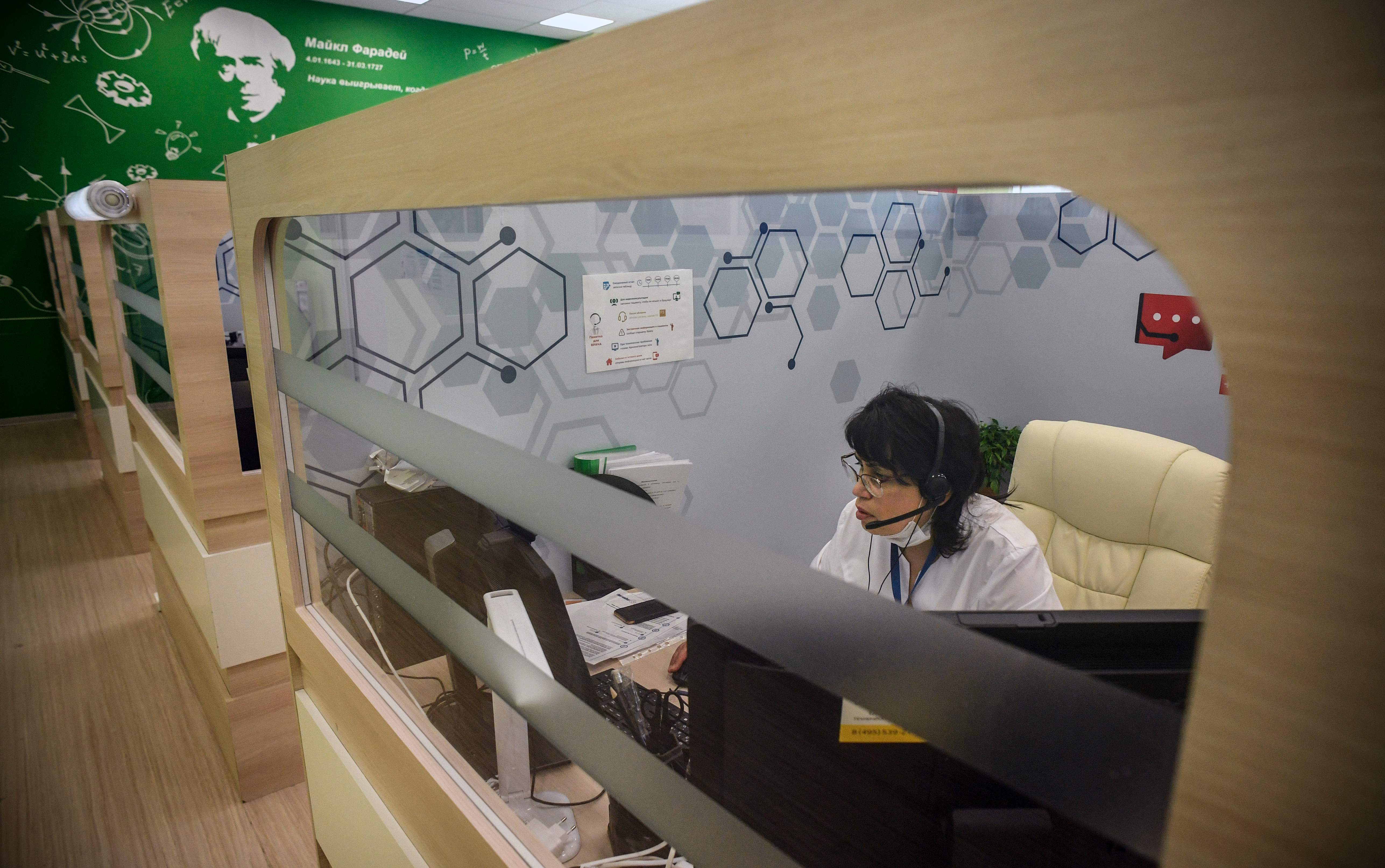 Seorang dokter melayani konsultasi pasien covid-19 secara daring di Moskow, Rusia. 