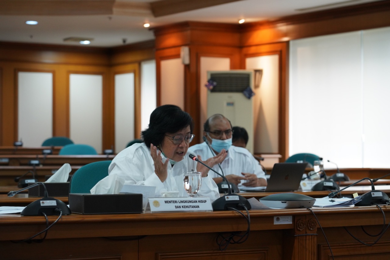 Menteri LHK Siti Nurbaya menggelar rapat secara virtual dengan anggota Komisi IV DPR RI membahas dampak Covid-19.