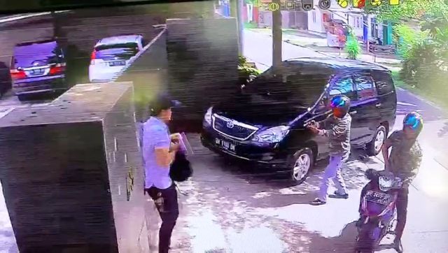 Aksi perampokan bersenjata api terekam oleh CCTV di Jambi