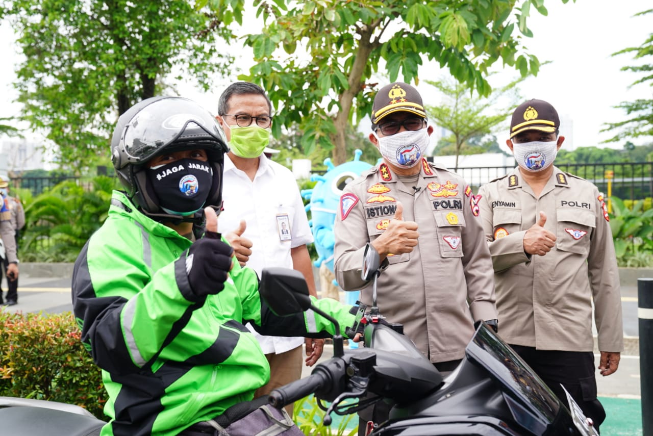 Korlantas Polri menggelar operasi keselamatan dengan menggunakan drone untuk mendeteksi suhu tubuh kepada para pengguna jalan.