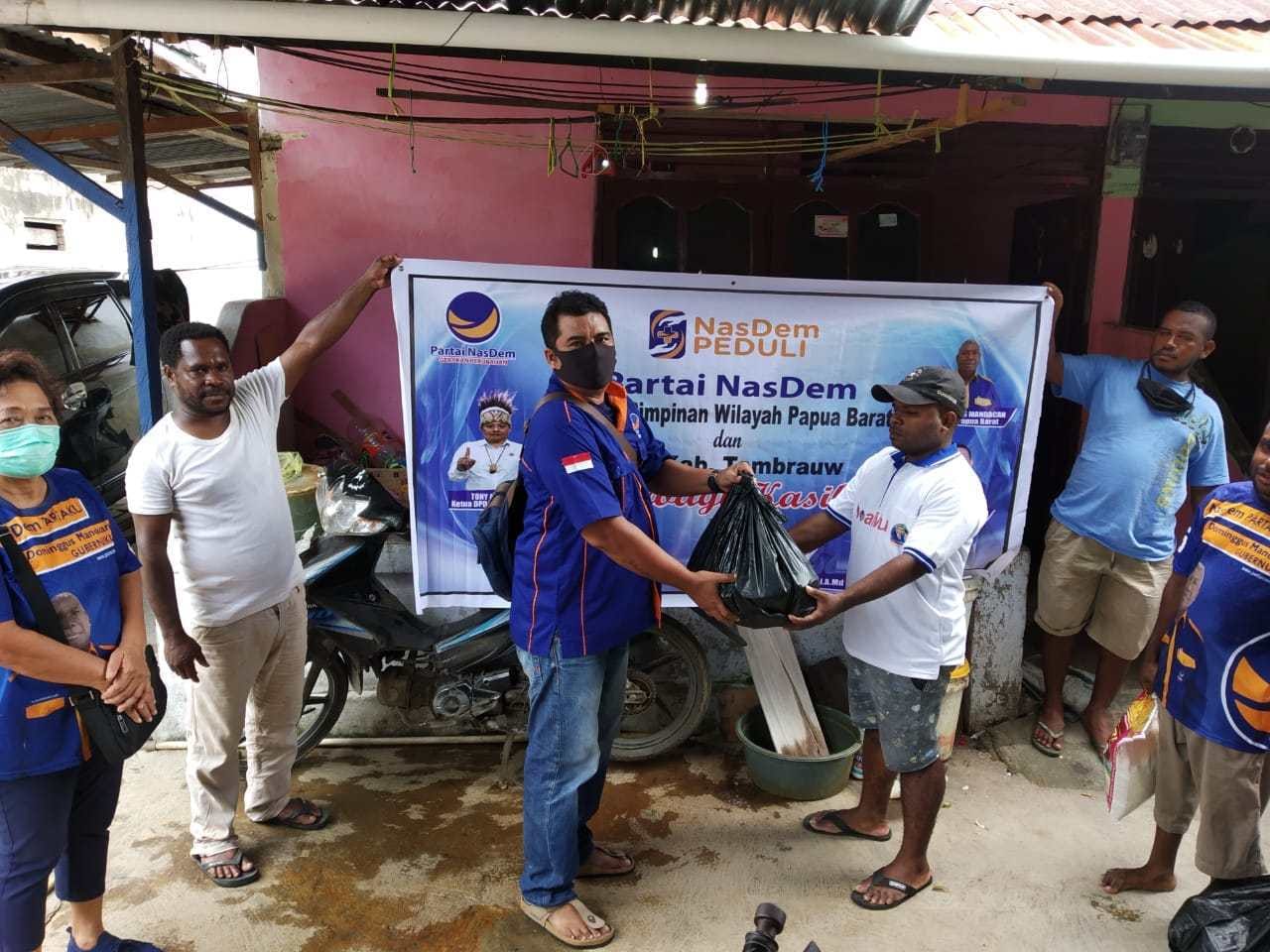 Pemberian bantuan sembako dari DPD NasDem Tambrauw kepada warga yang membutuhkan.
