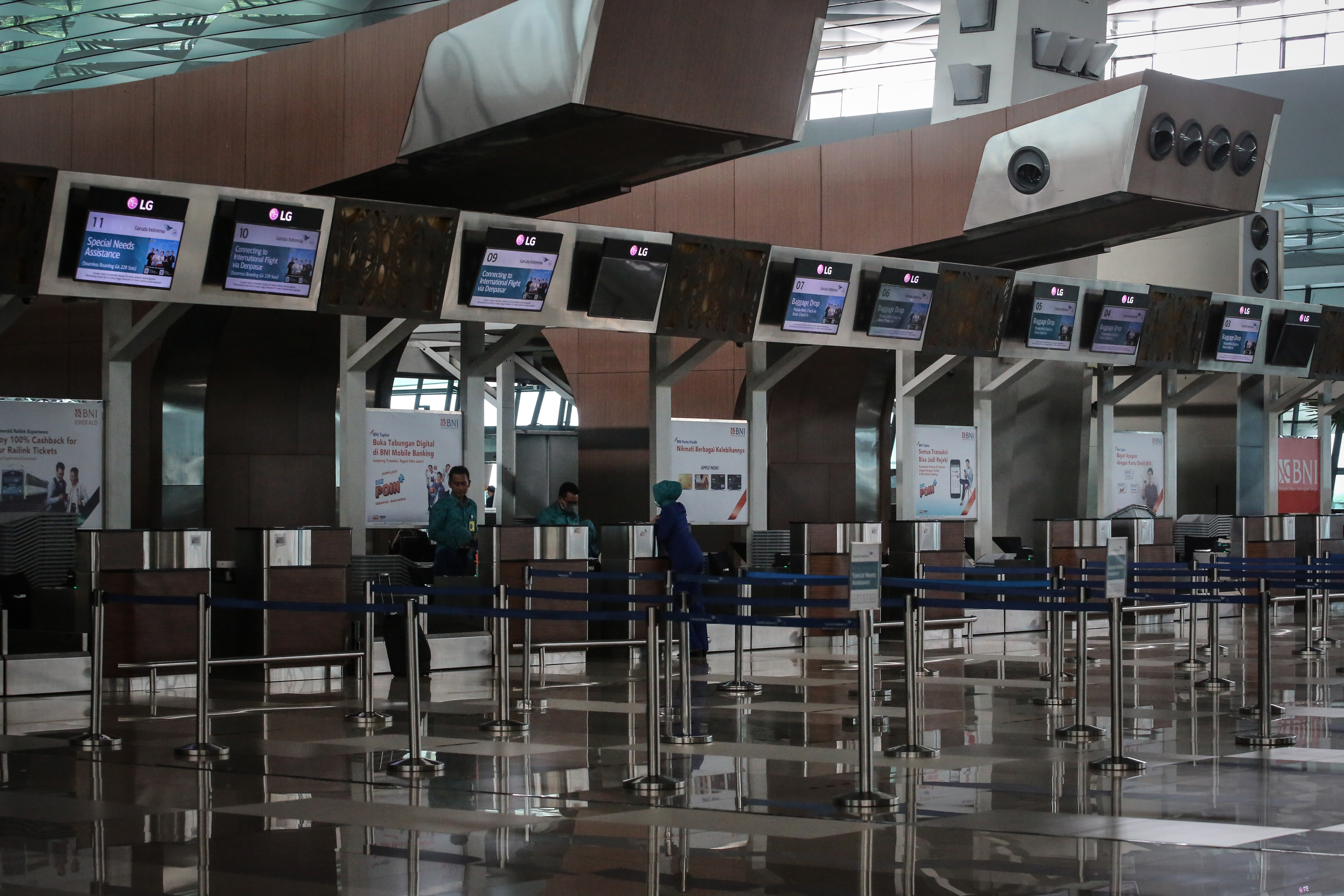 Petugas cek-in counter menunggu calon penumpang pesawat Garuda Indonesia di Terminal 3 Bandara Internasional Soekarno-Hatta, Tangerang, Rabu