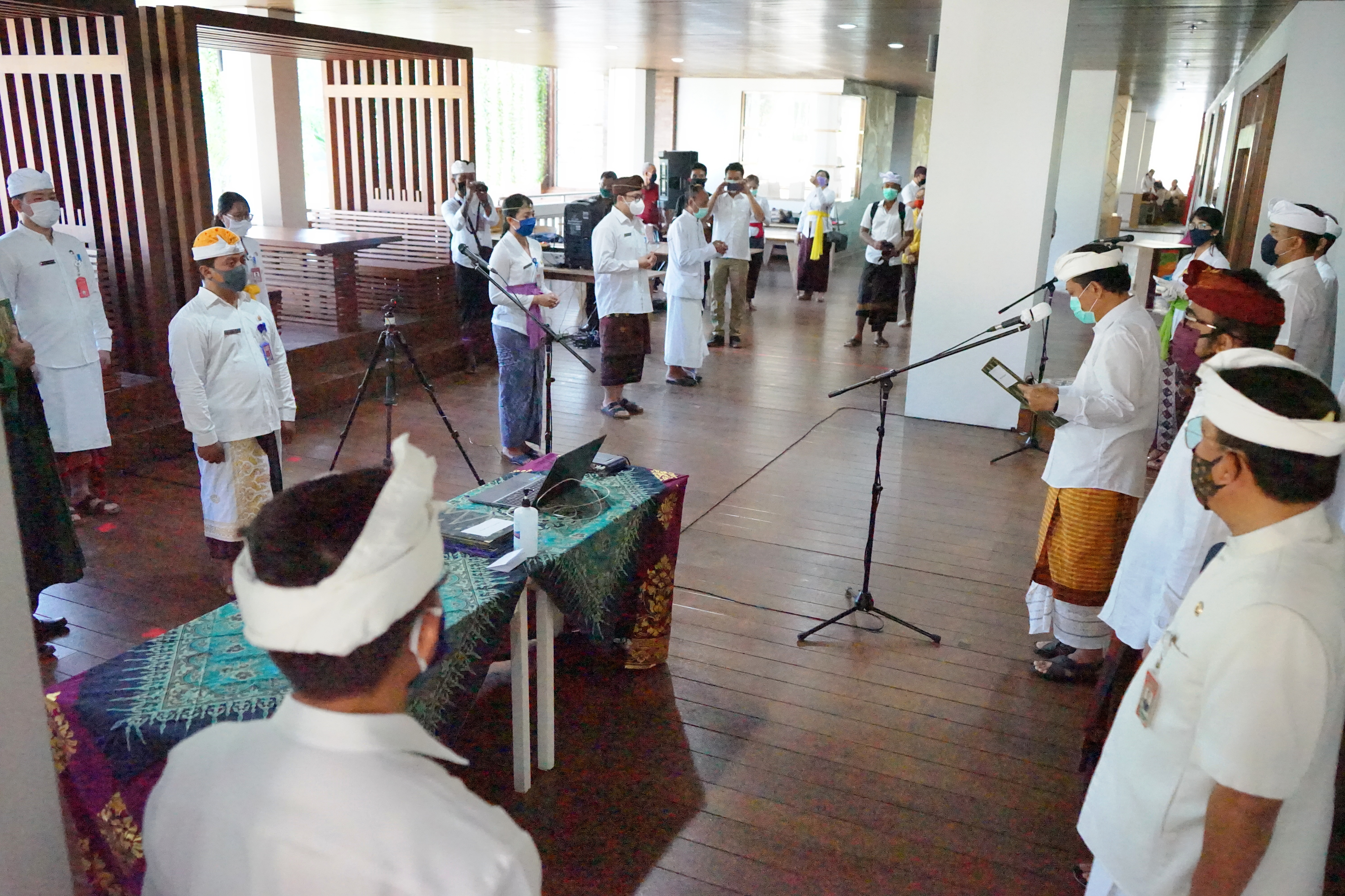 Suasana pelantikan CPNS Pemkot Denpasar oleh Wali Kota Denpasar, IB Rai Dharmawijaya Mantra yang dilangsungkan dengan cara teleconference.