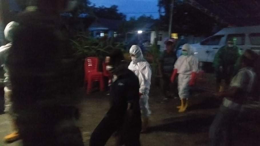 Petugas membawa jenazah ODP dari RSUD Tobelo, Halmahera Utara untuk dimakamkan di Kecamatan Malifut, Minggu (19/4/2020).